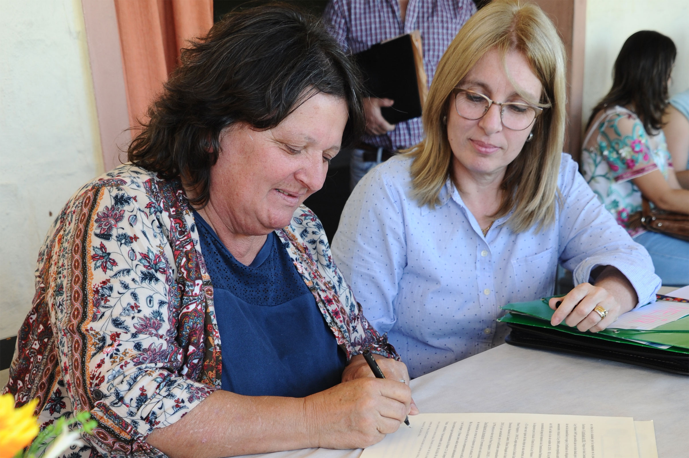 Firma de escrituras de viviendas de Mevir, pertenecientes a vecinos de la localidad de Cerros de Vera, Salto