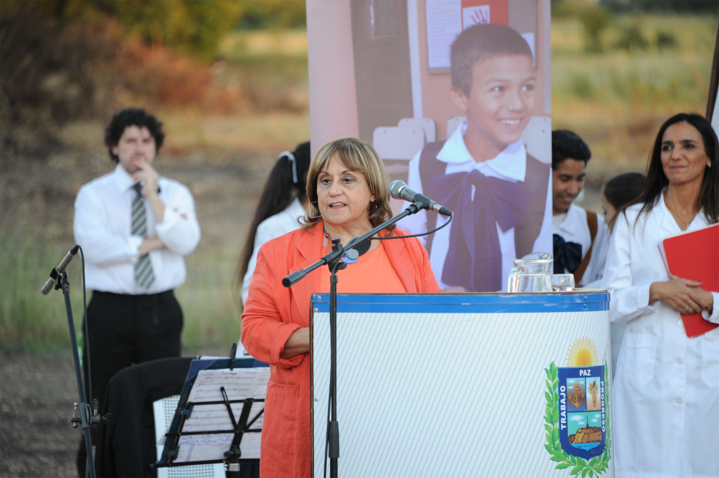Titular de Primaria, Irupé Buzzetti, haciendo uso de la palabra