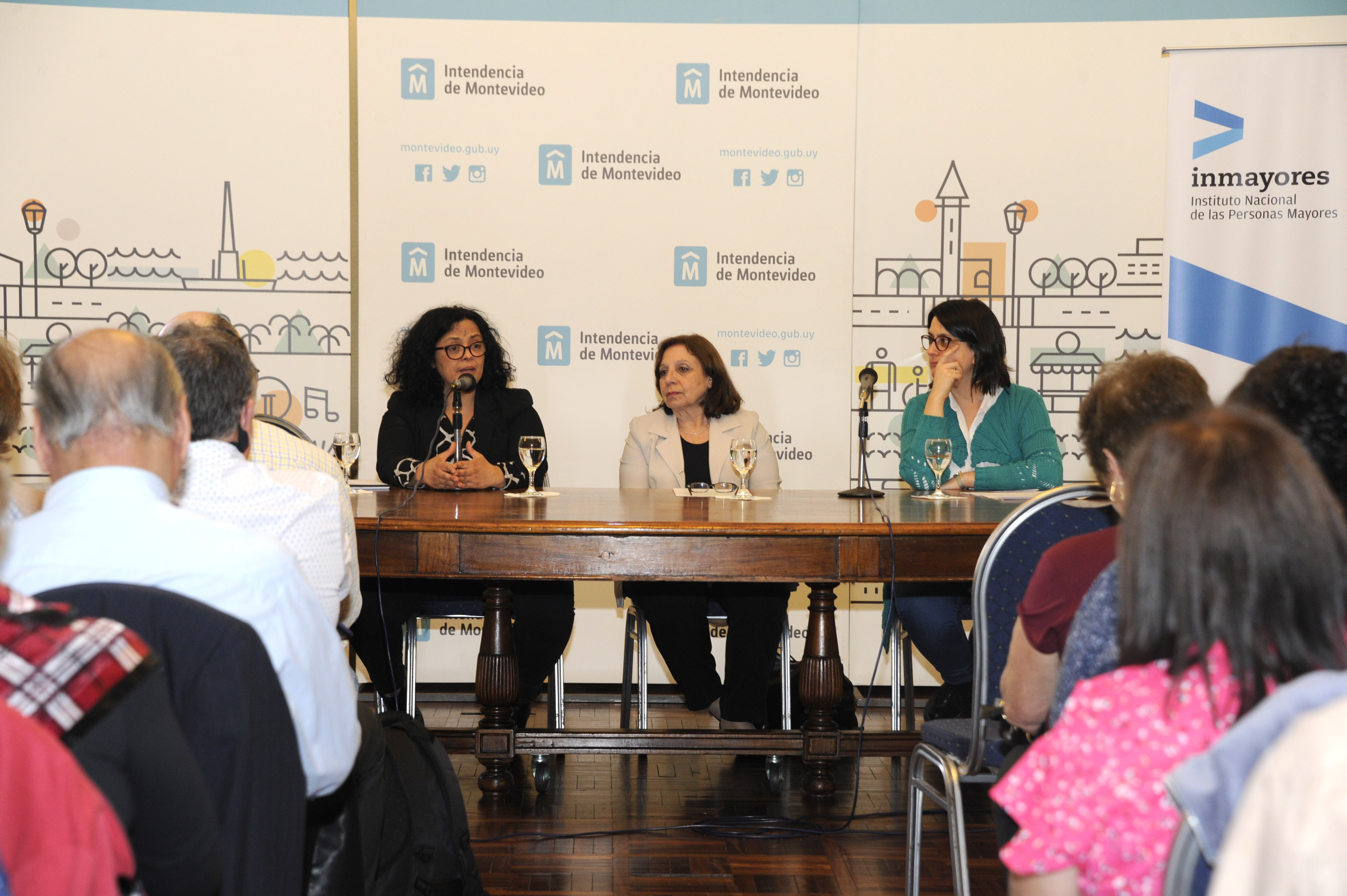 Ana Olivera y Adriana Rovira, en la apertura del 9.º Encuentro Nacional de la Red de Personas Mayores
