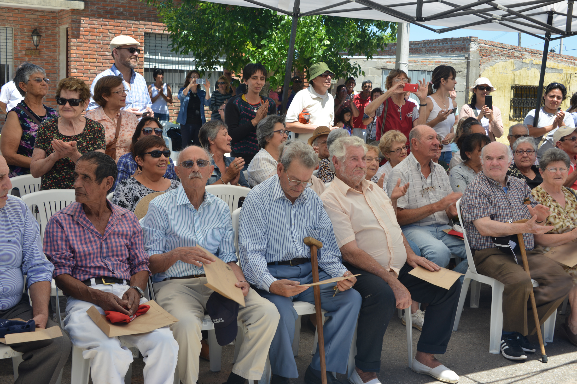 Beneficiarios asistentes a entrega de viviendas en Dolores