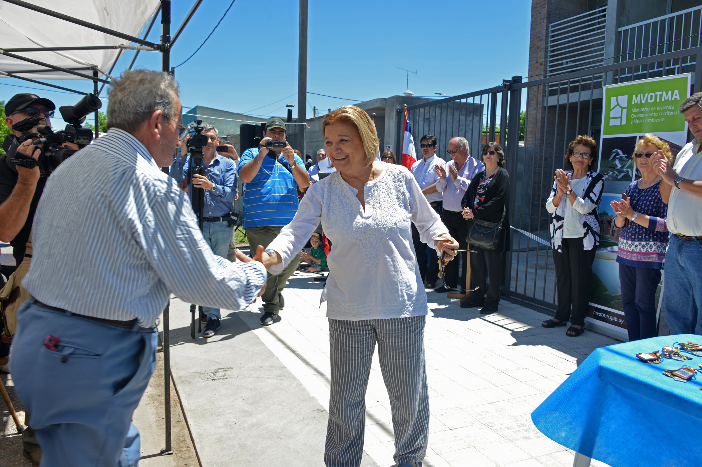 Ministra de Vivienda, Eneida de León durante la entrega de viviendas en Dolores