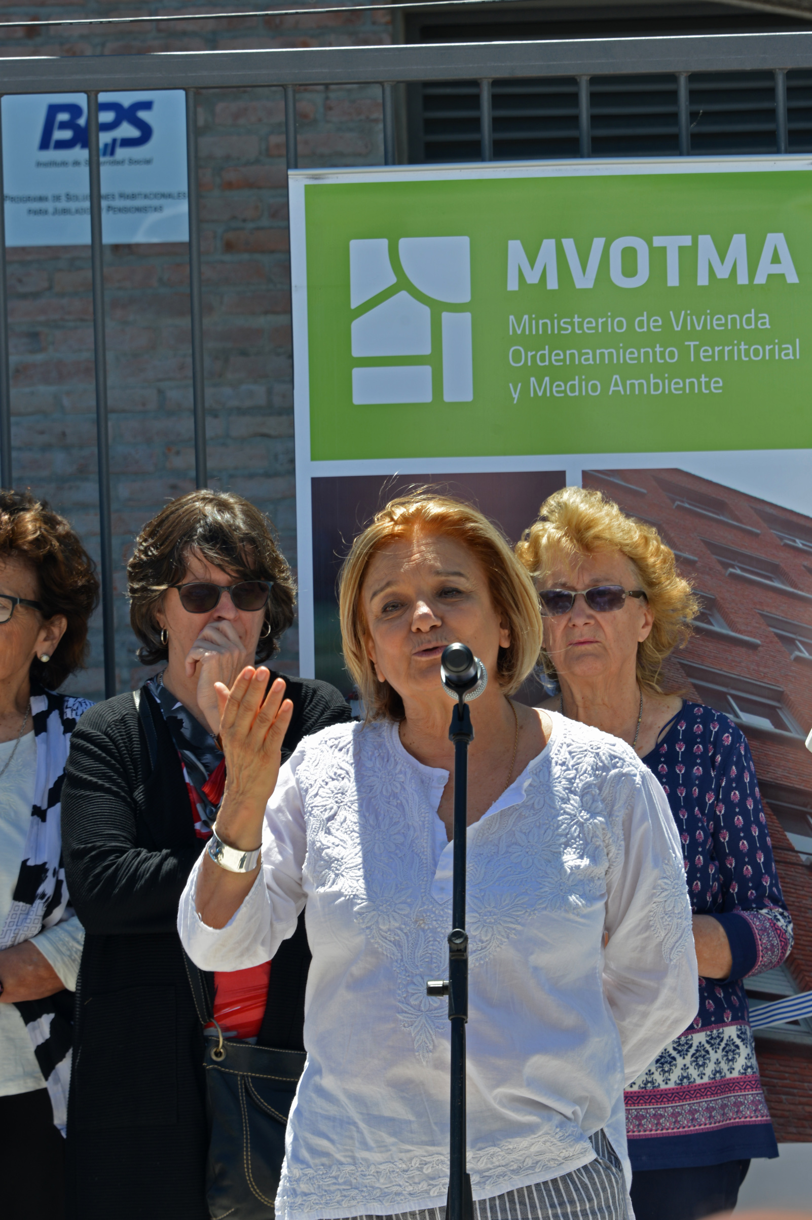 Ministra de Vivienda, Eneida de León, haciendo uso de la palabra durante la entrega de viviendas en Dolores
