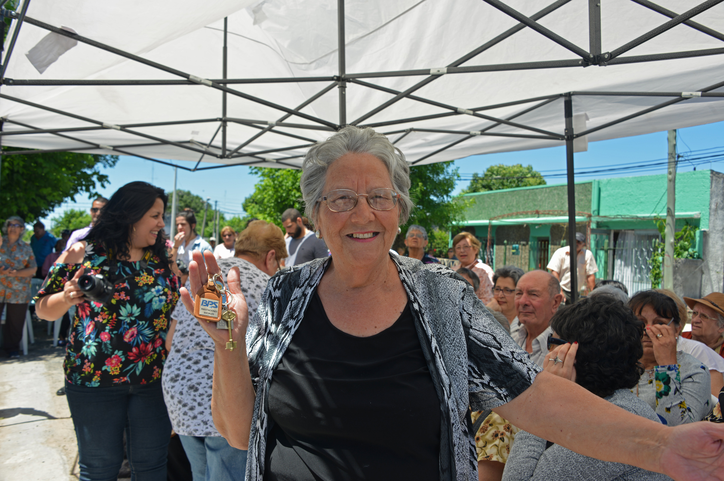 Beneficiaria de entrega de viviendas en Dolores