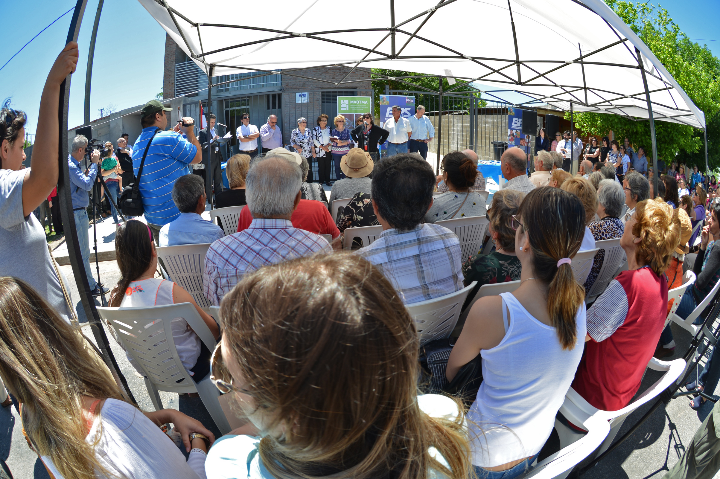 Beneficiarios asistentes a entrega de viviendas en Dolores