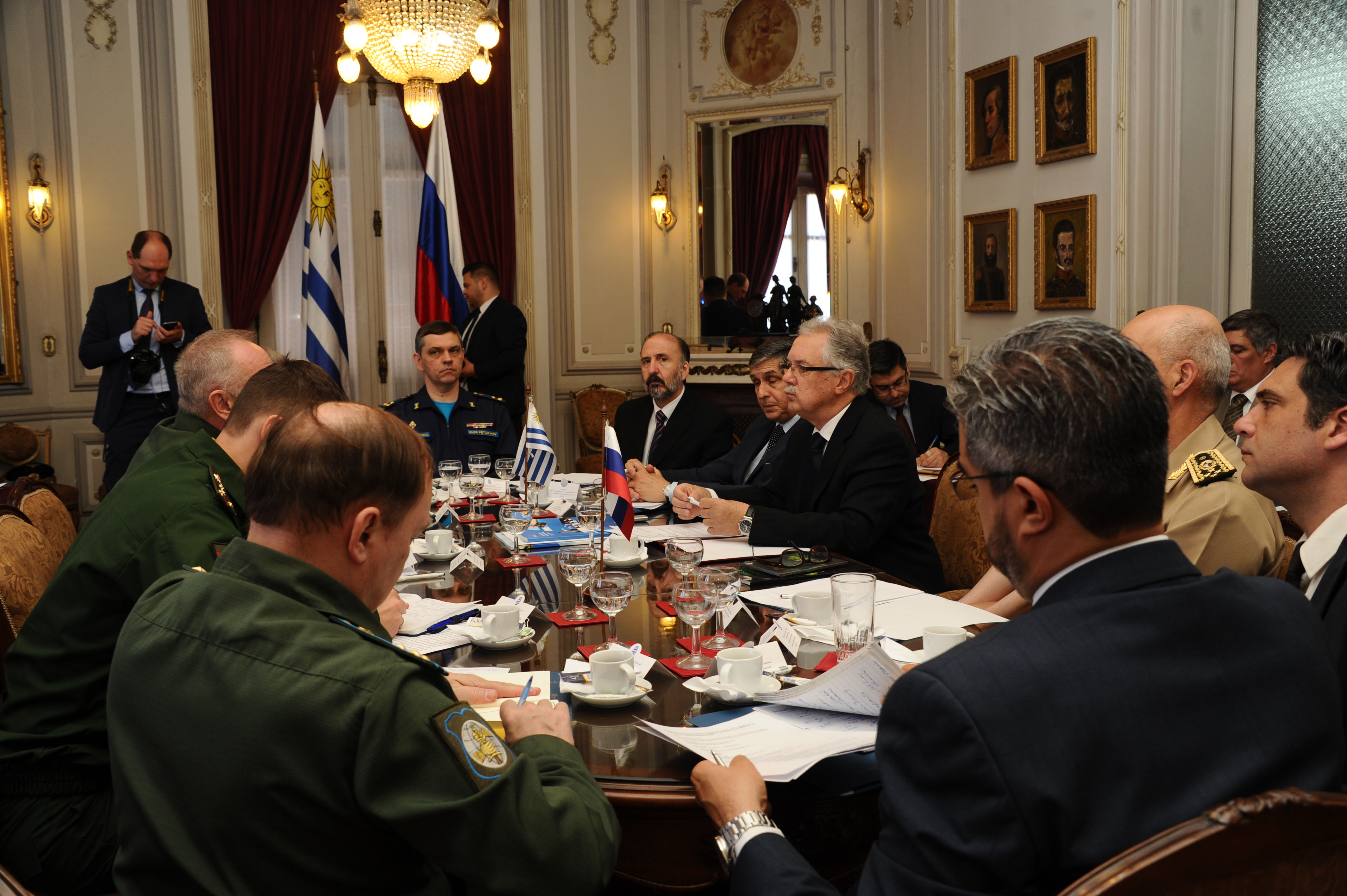 Ministro de Defensa, Jorge Menéndez, recibió al viceministro de Defensa de Rusia, Alexander Fomin