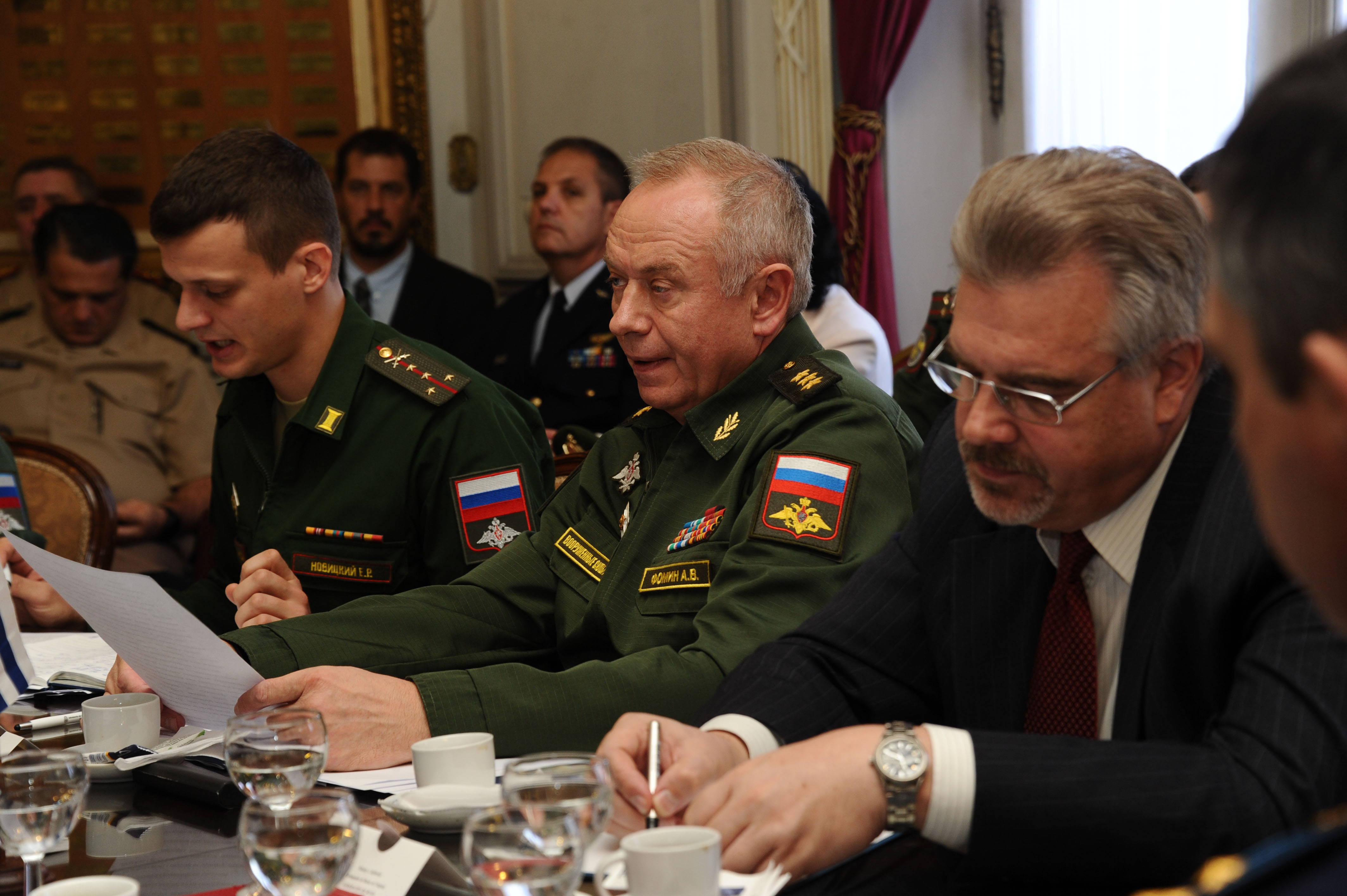 Ministro de Defensa, Jorge Menéndez, recibió al viceministro de Defensa de Rusia, Alexander Fomin