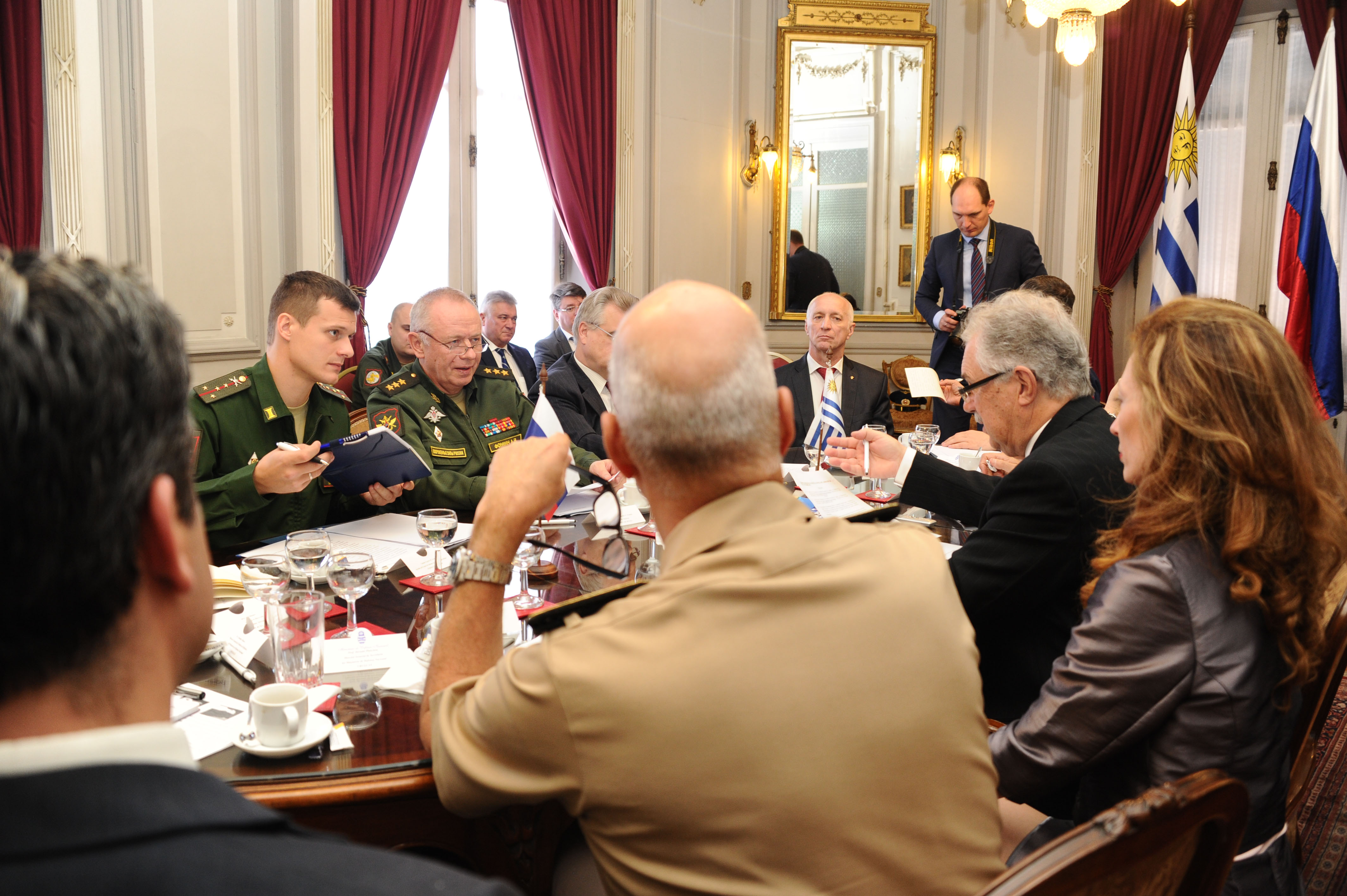 Ministro de Defensa, Jorge Menéndez, recibió al viceministro de Defensa de Rusia, Alexander Fomin