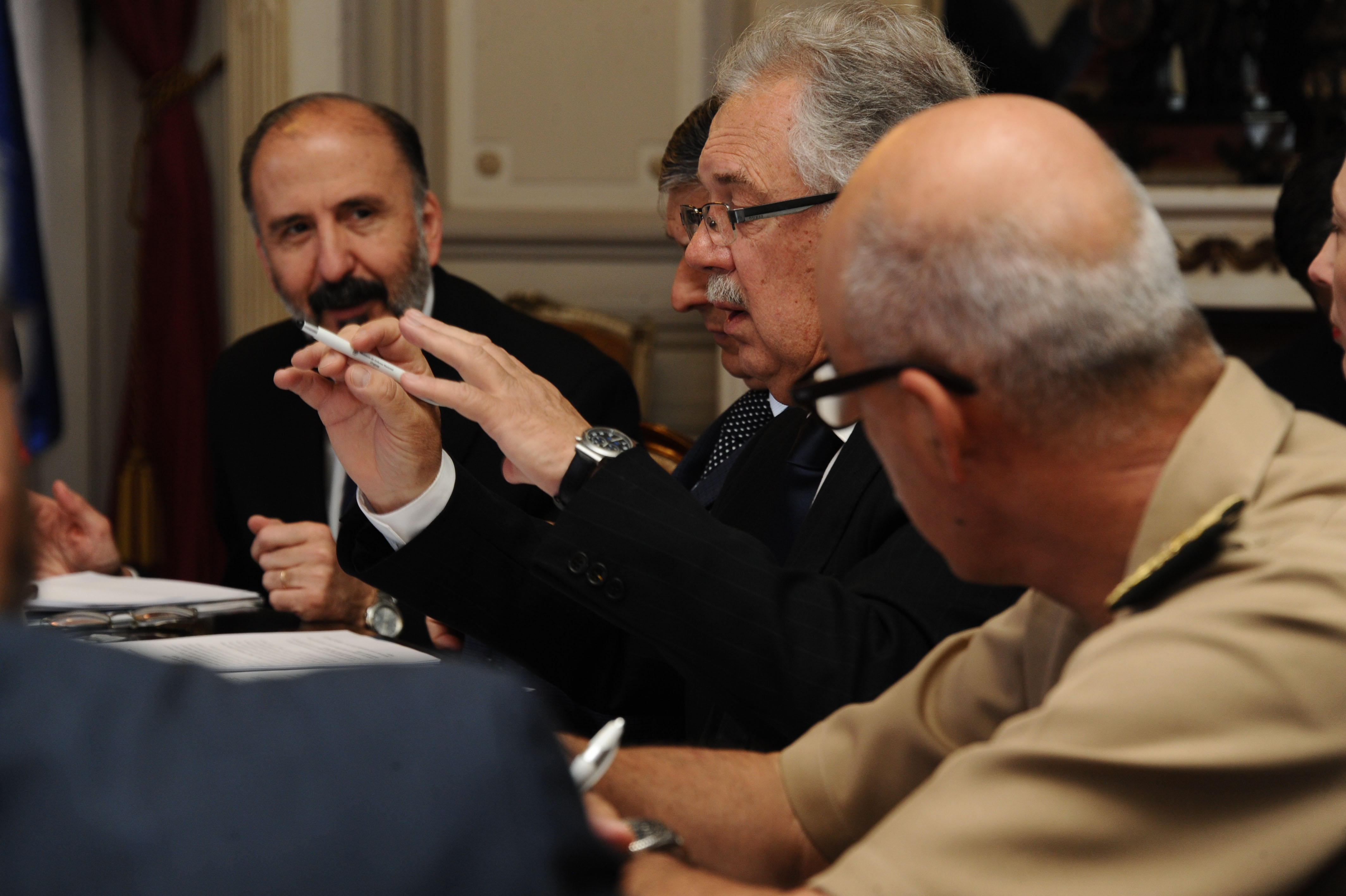 Ministro de Defensa, Jorge Menéndez, recibió al viceministro de Defensa de Rusia, Alexander Fomin