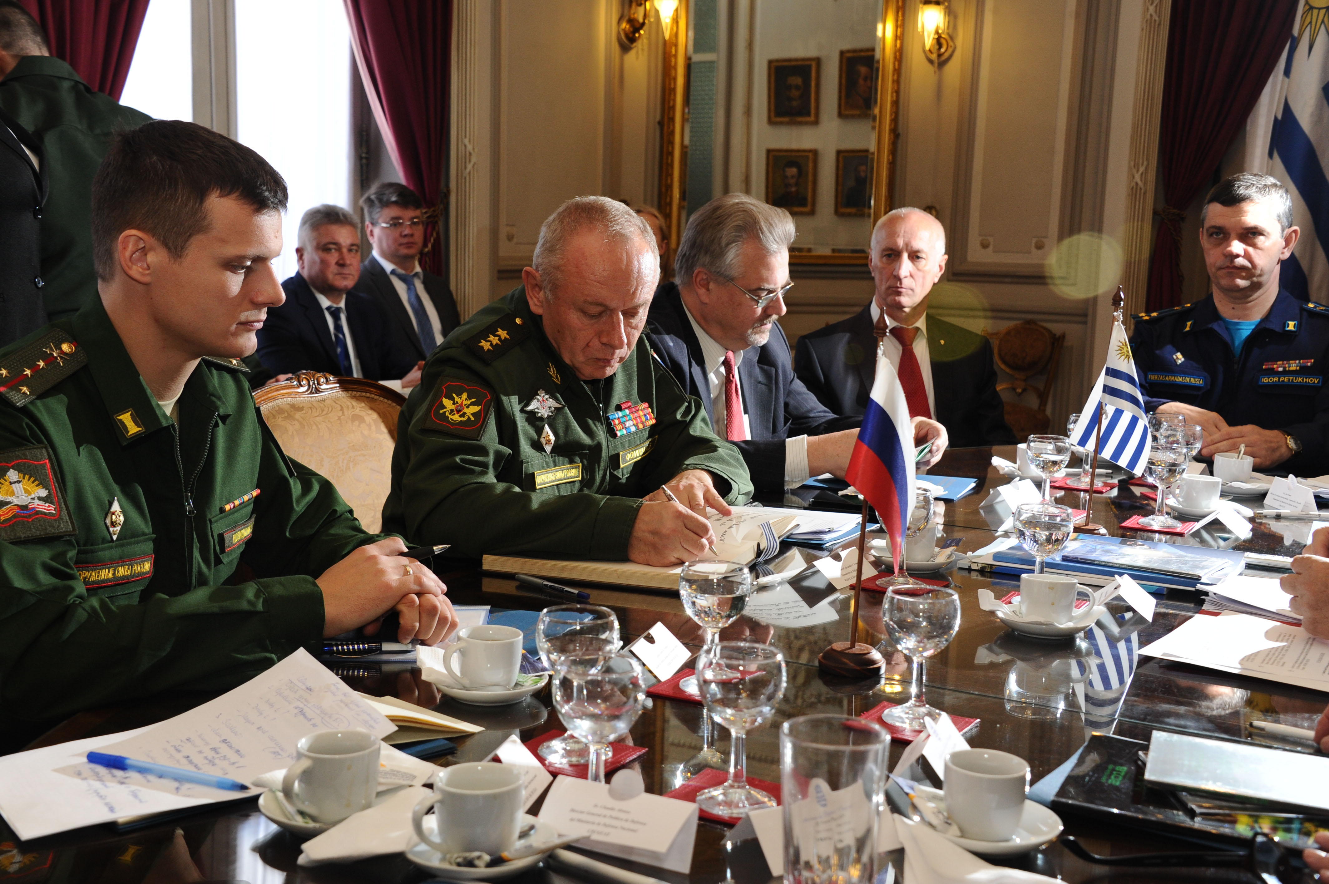 Ministro de Defensa, Jorge Menéndez, recibió al viceministro de Defensa de Rusia, Alexander Fomin