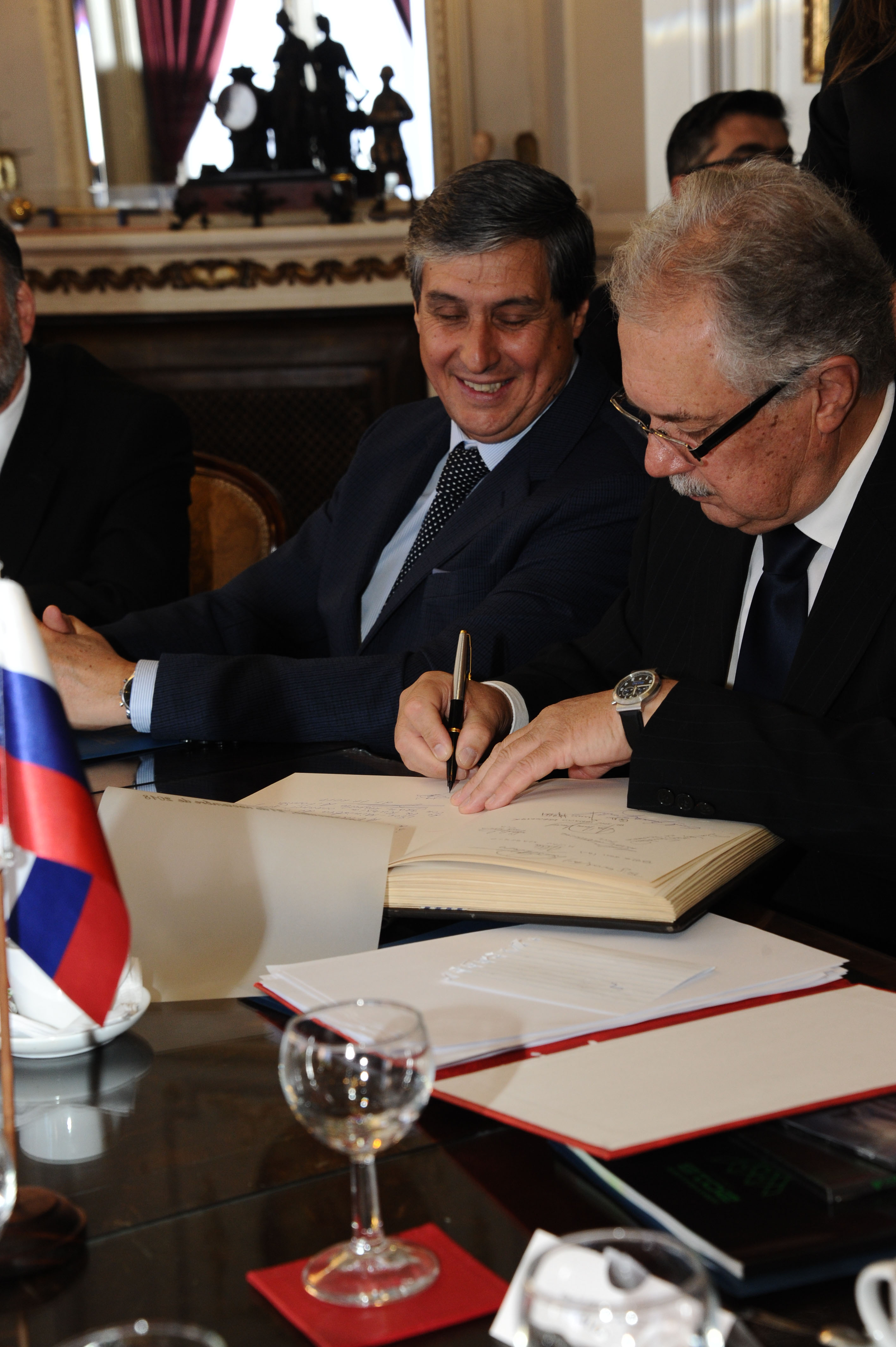 Ministro de Defensa, Jorge Menéndez, recibió al viceministro de Defensa de Rusia, Alexander Fomin