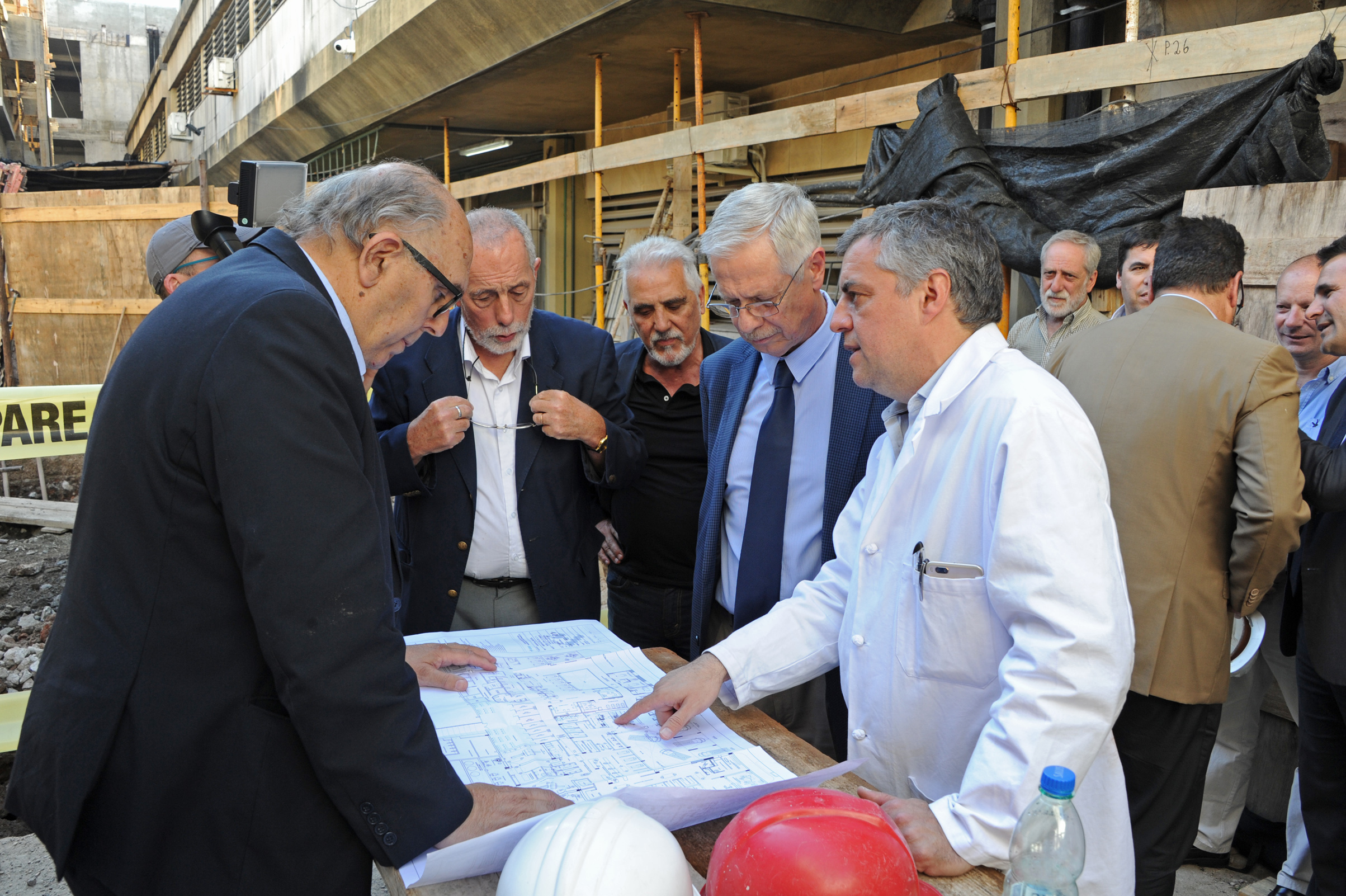 Autoridades en el Hospital Maciel donde se construye un centro de imagenología público con angiógrafo digital, tomógrafo y resonador magnético