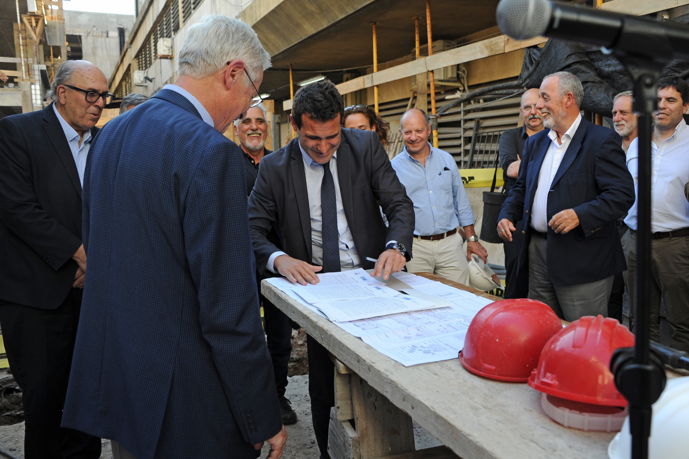 Autoridades en el Hospital Maciel donde se construye un centro de imagenología público con angiógrafo digital, tomógrafo y resonador magnético