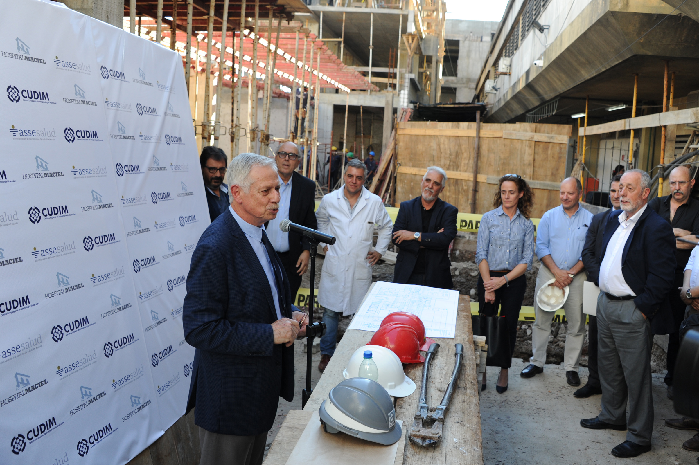 Ministro de Salud Pública Jorge Basso, dirigiéndose a los presentes, donde se construye un centro de imagenología público con angiógrafo digital