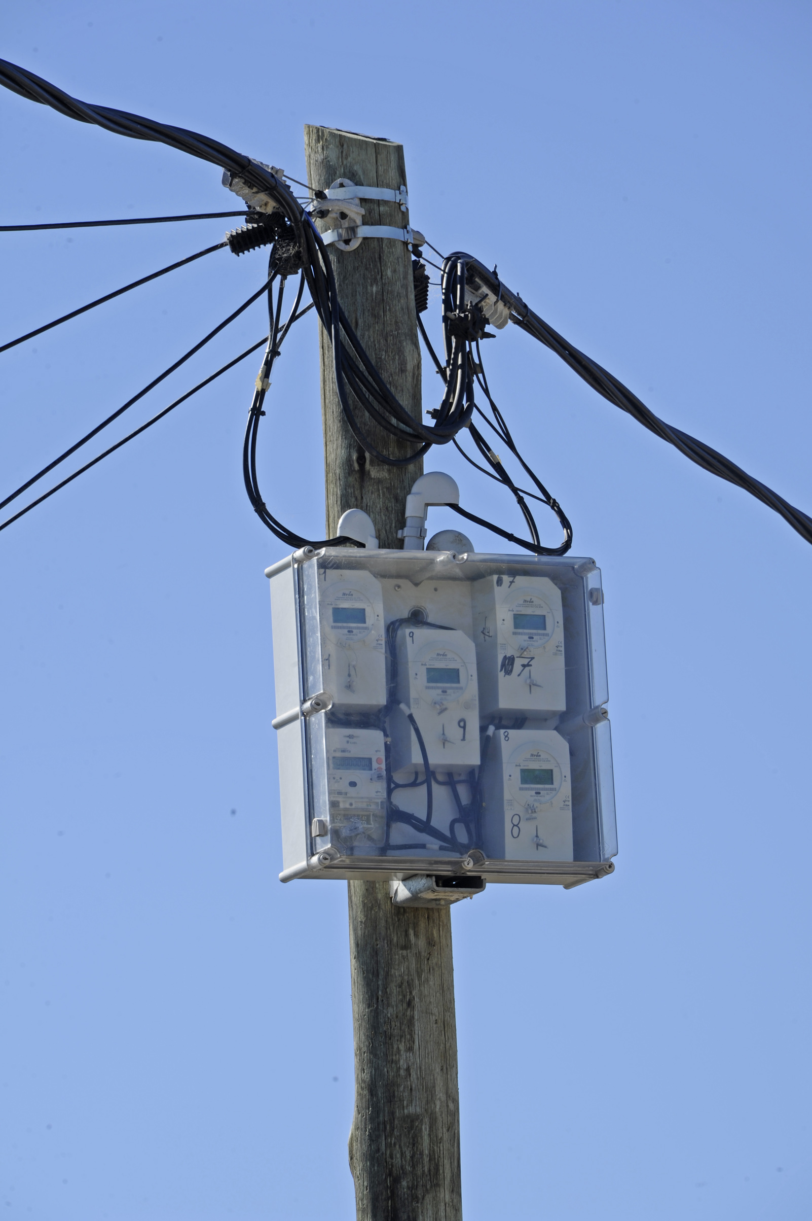 Regularización del servicio de energía eléctrica de 830 familias de los barrios Nueva Esperanza y Eucaliptus, en Maldonado
