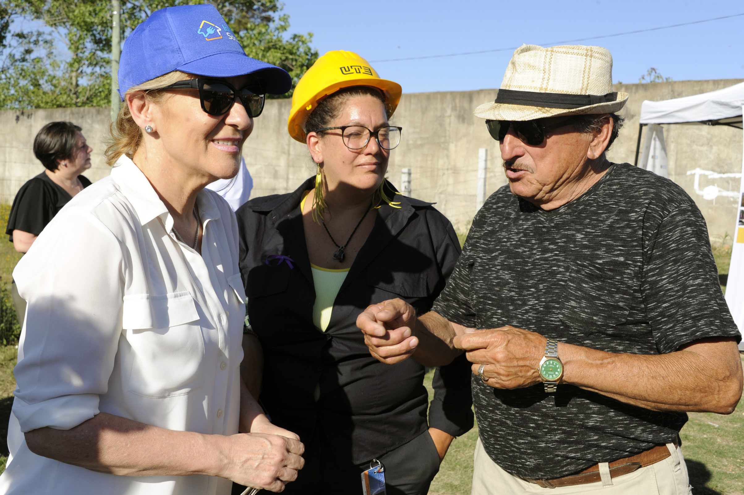 Ministra Carolina Cosse, durante la recorrida por los barrios Nueva Esperanza y Eucaliptus, en Maldonado