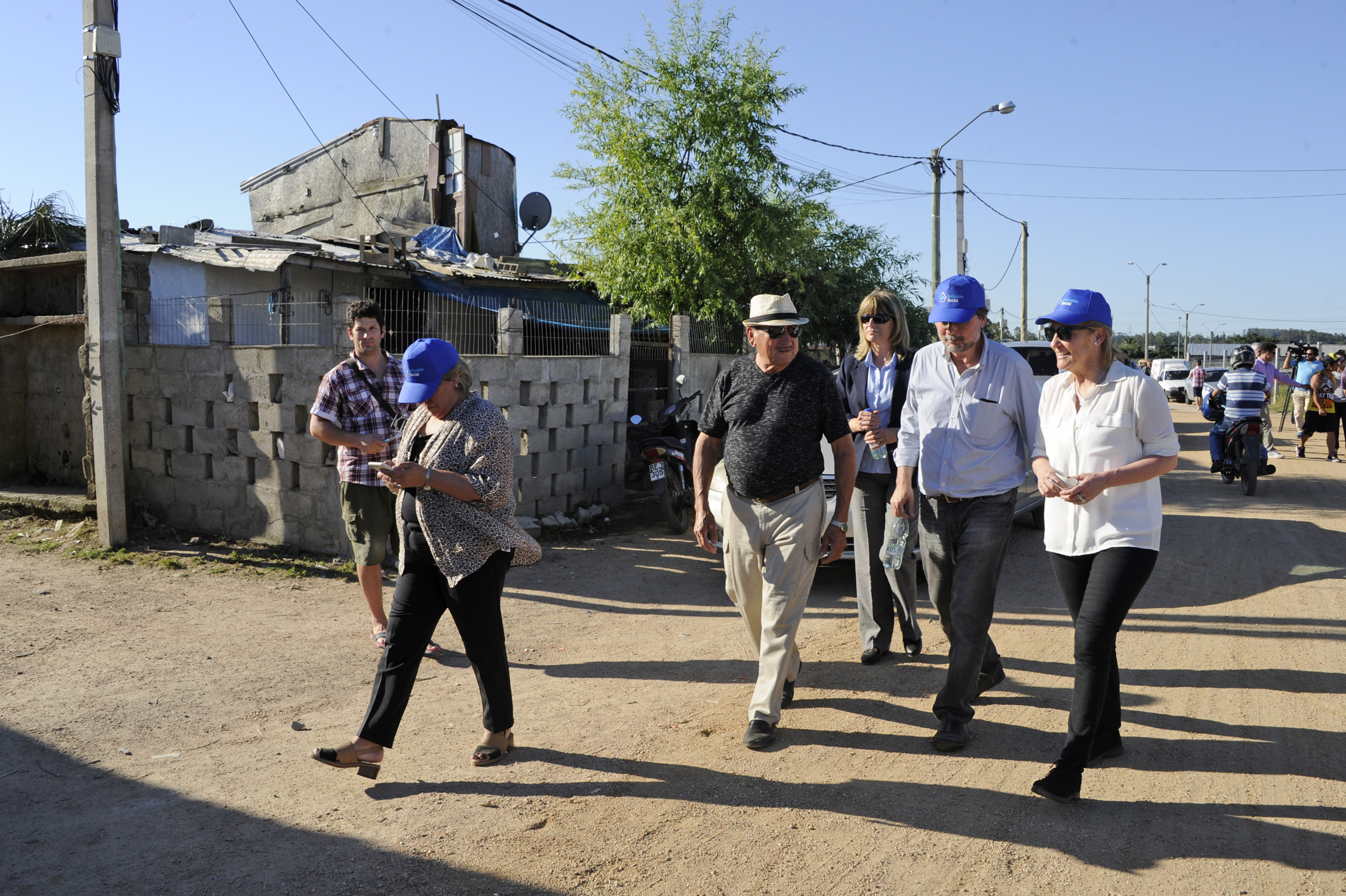 Autoridades durante la regularización del servicio de energía eléctrica de 830 familias de los barrios Nueva Esperanza y Eucaliptus, en Maldonado
