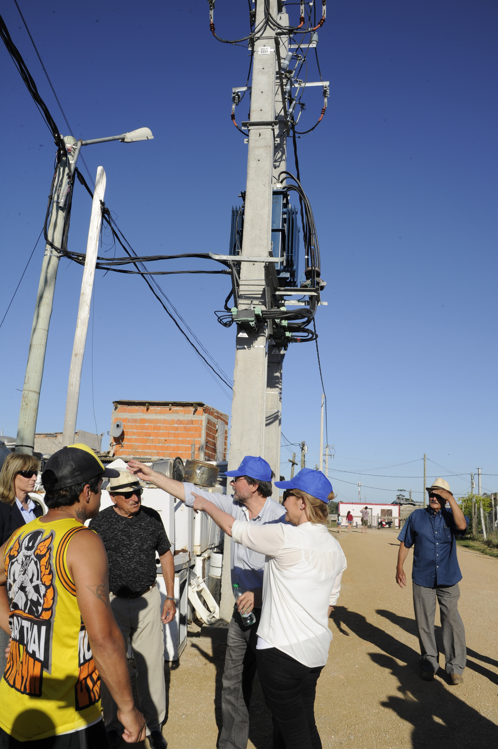 Autoridades durante la regularización del servicio de energía eléctrica de 830 familias de los barrios Nueva Esperanza y Eucaliptus, en Maldonado