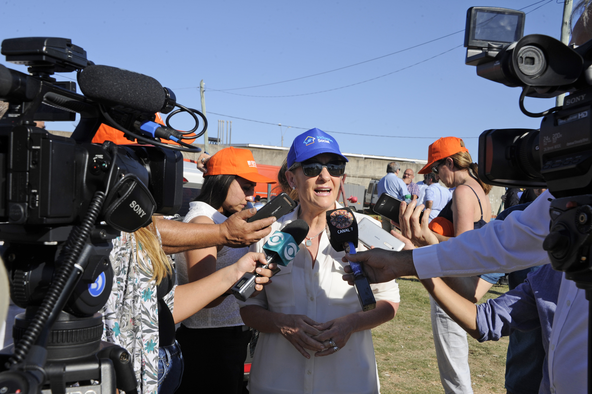 Ministra Carolina Cosse realizando declaraciones a la prensa, al finalizar la actividad en los barrios Nueva Esperanza y Eucaliptus, en Maldonado