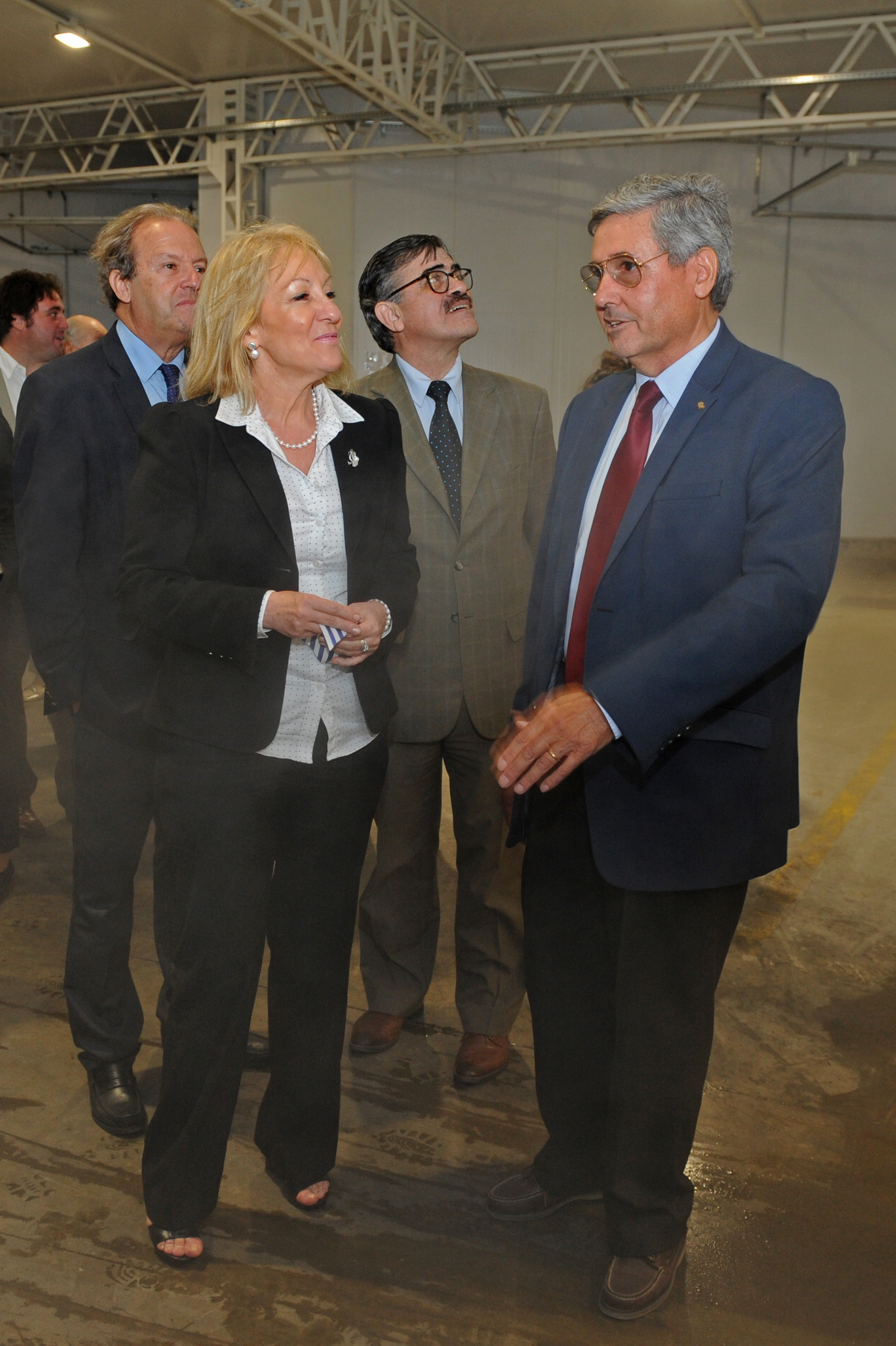 Ministra Carolina Cosse, junto a autoridades, durante la recorrida