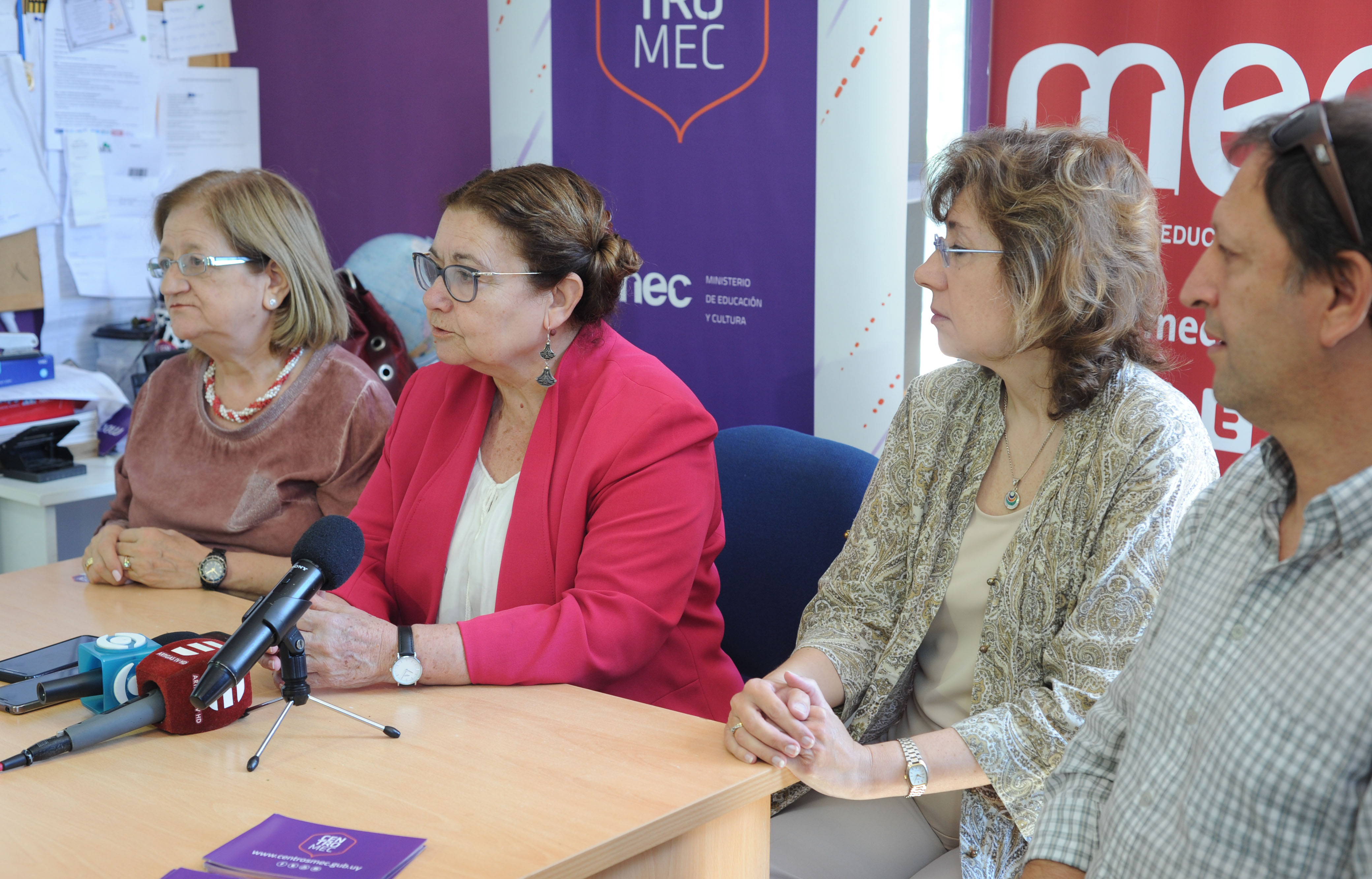 La ministra interina de Educación y Cultura, Edith Moraes, junto a la responsable de Centros MEC, Glenda Rondán