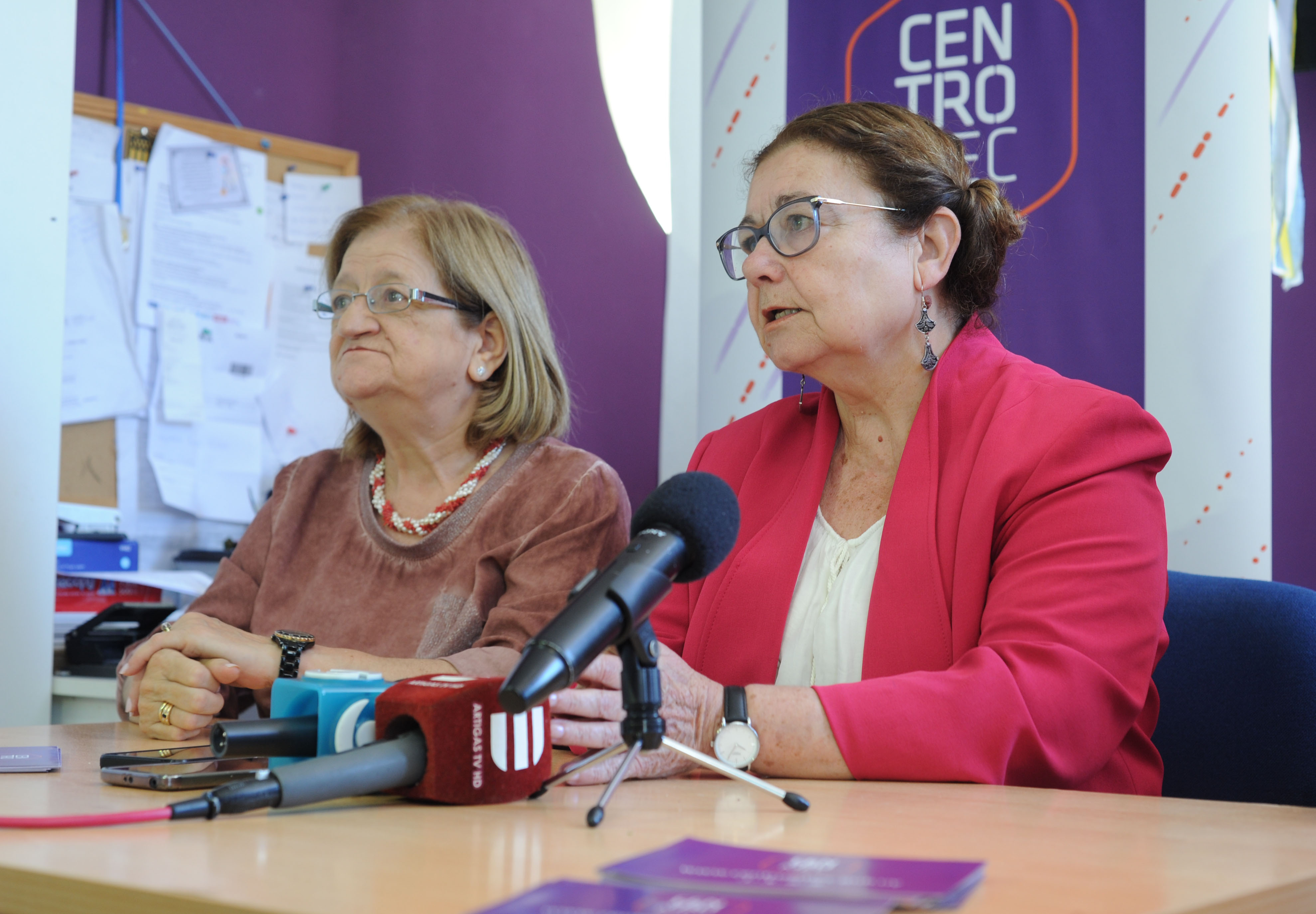 La ministra interina de Educación y Cultura, Edith Moraes, junto a la responsable de Centros MEC, Glenda Rondán
