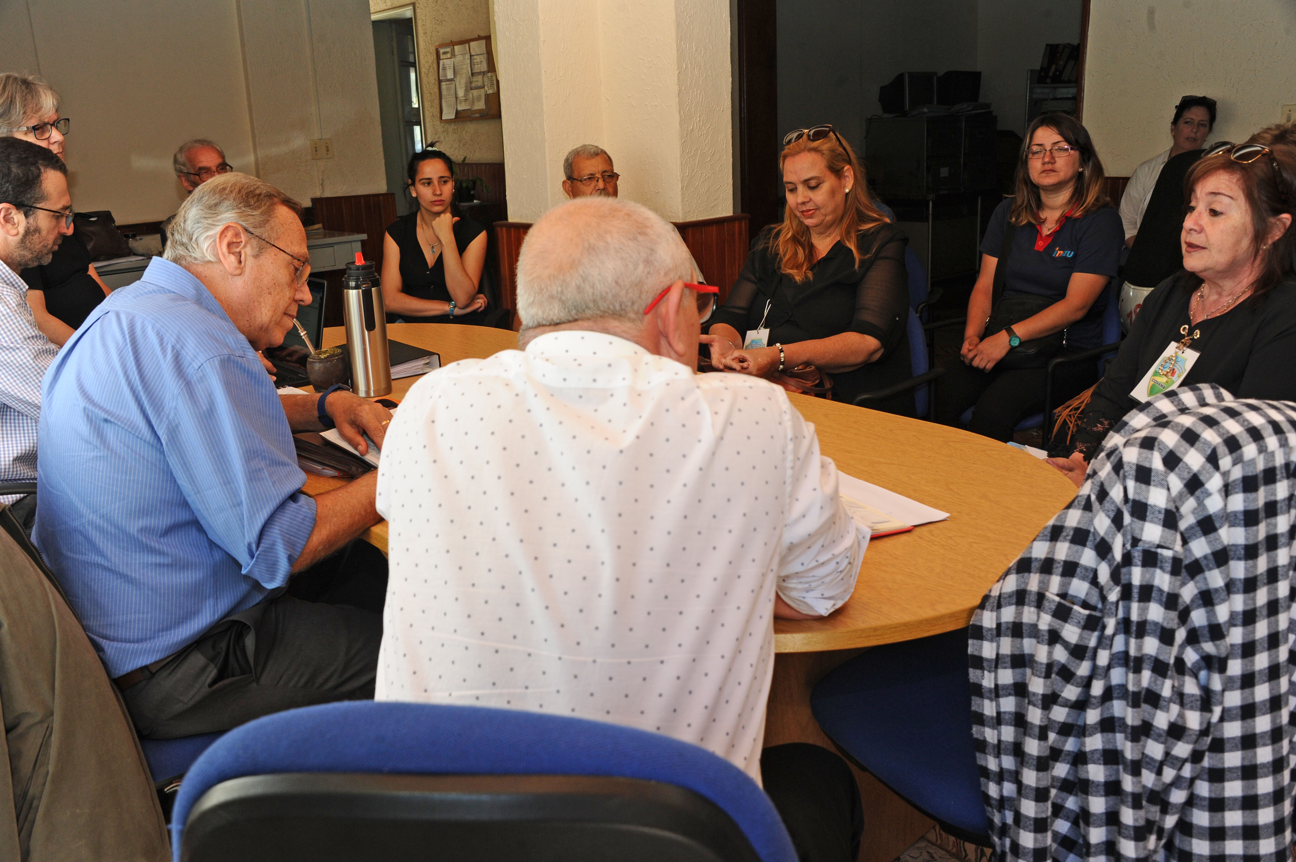 Jorge Rucks, con vecinos de Artigas