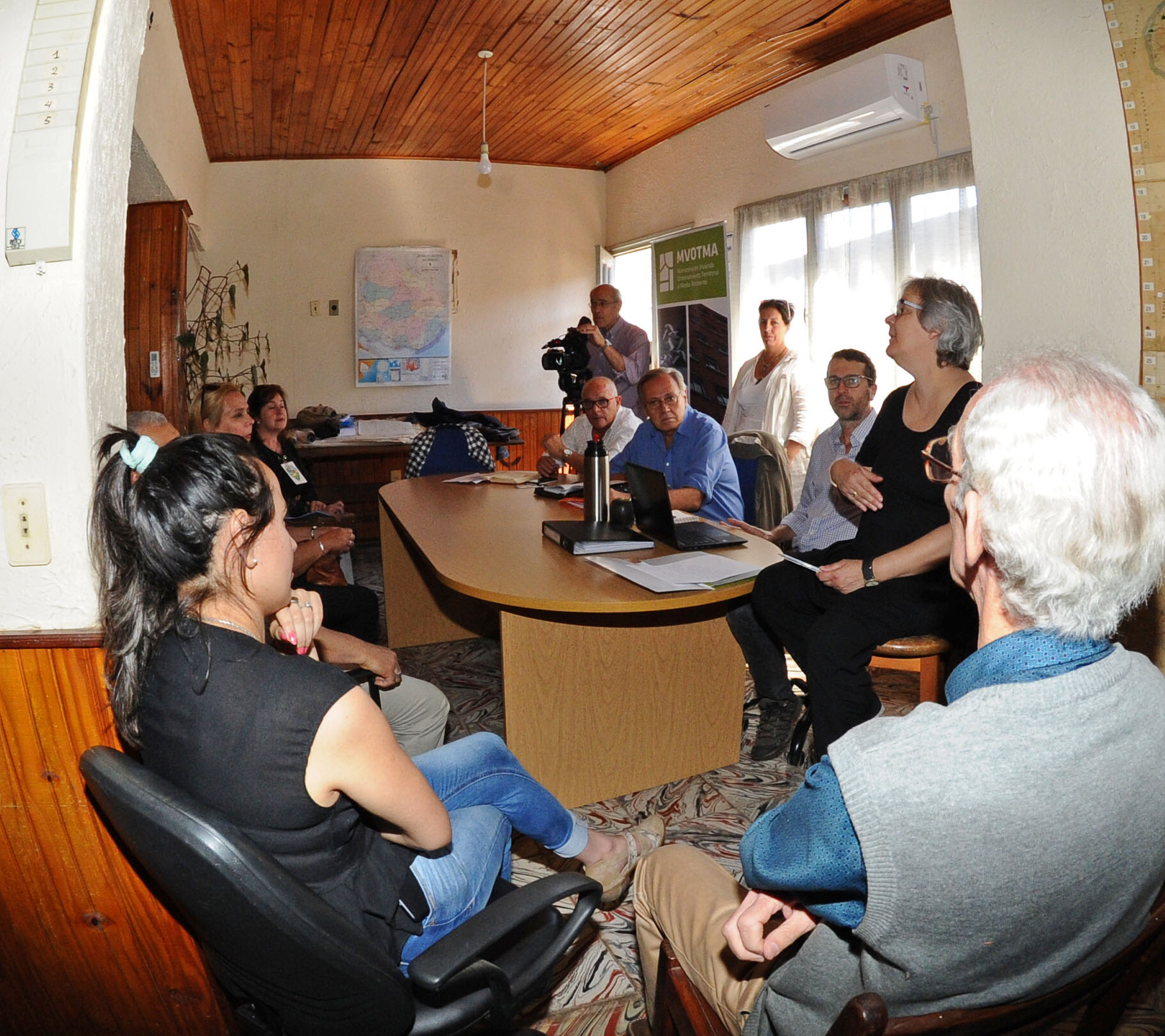 Jorge Rucks, con vecinos de Artigas