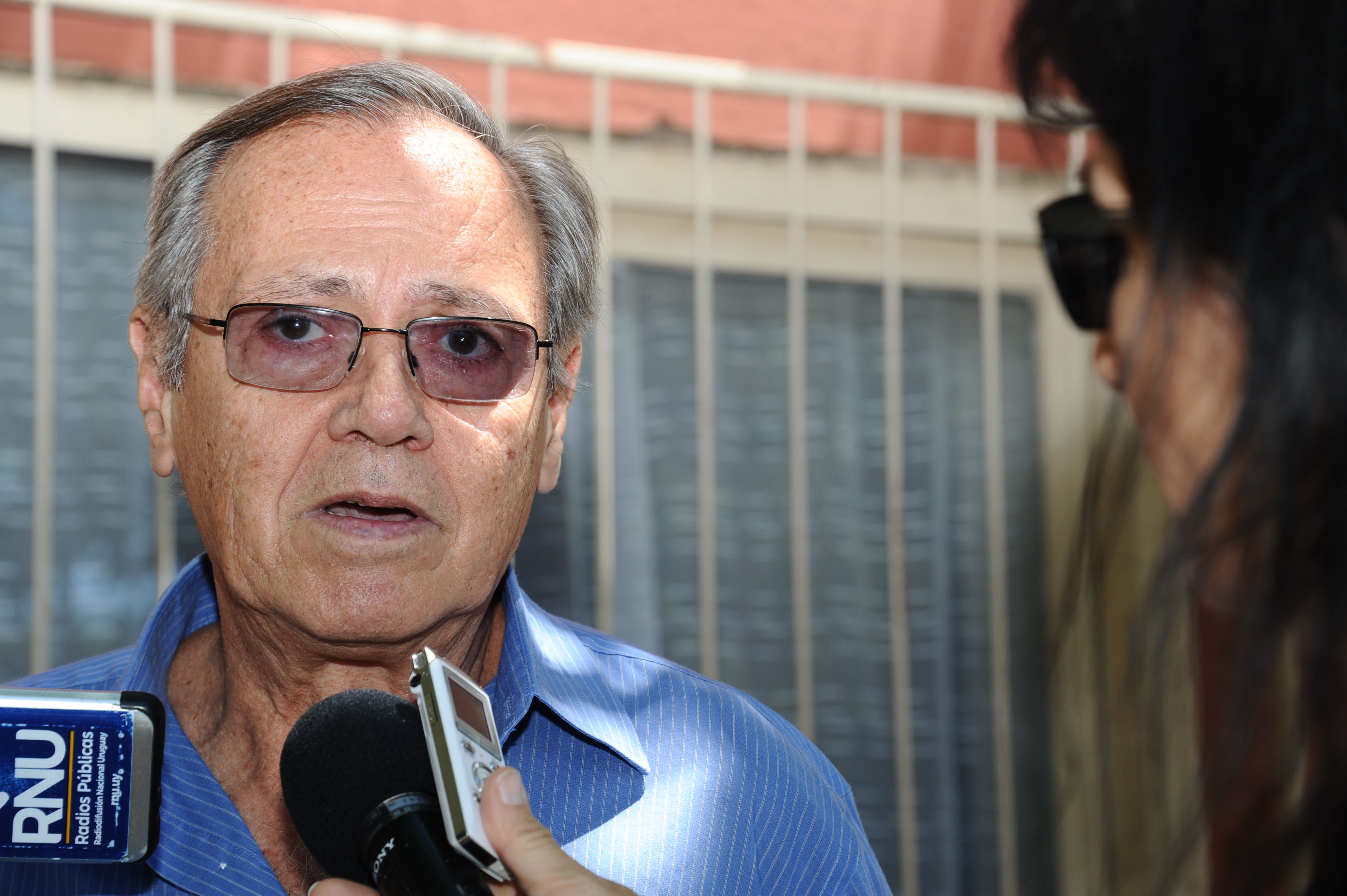 Jorge Rucks, con vecinos de Artigas