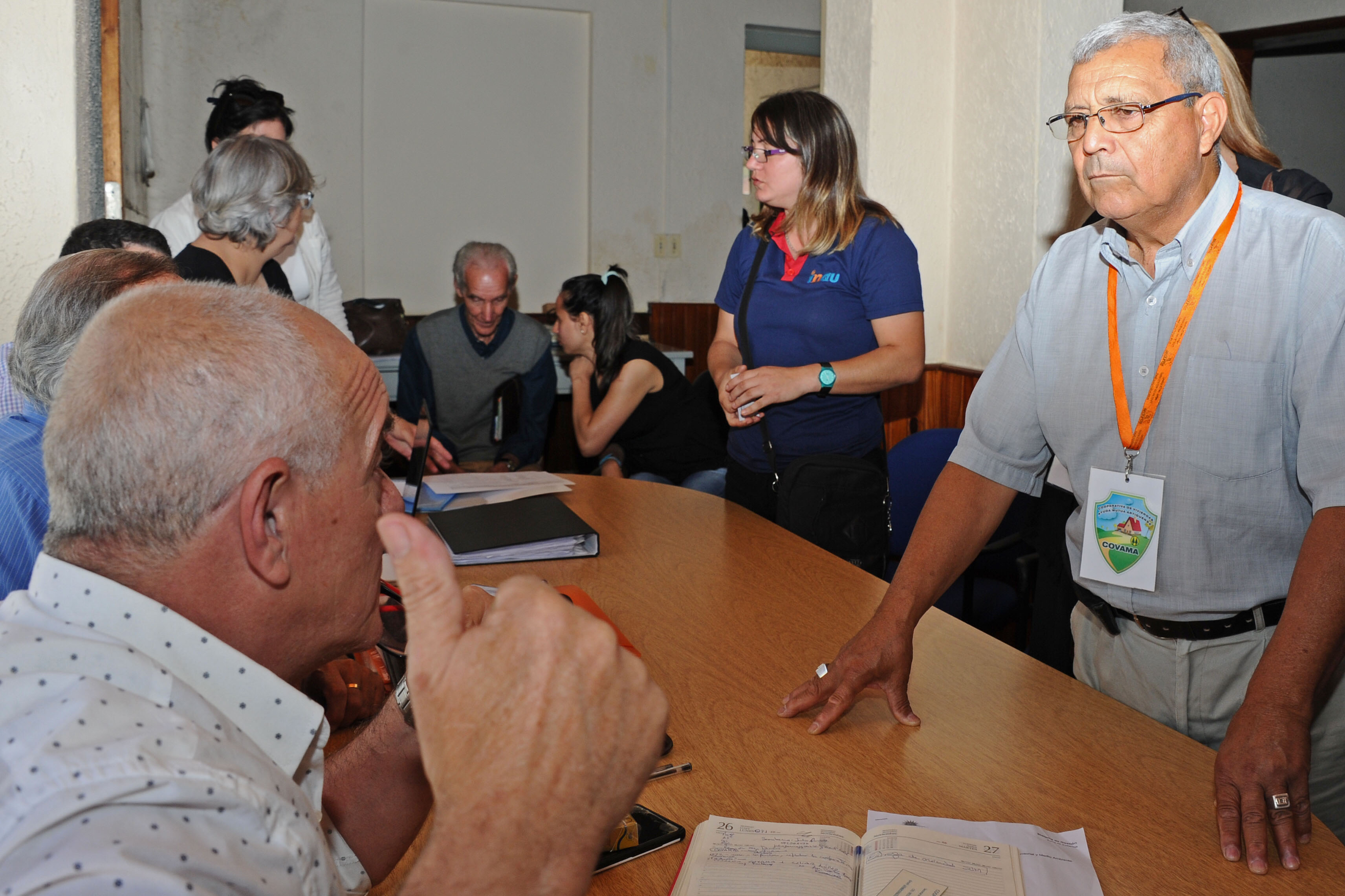 Jorge Rucks, con vecinos de Artigas