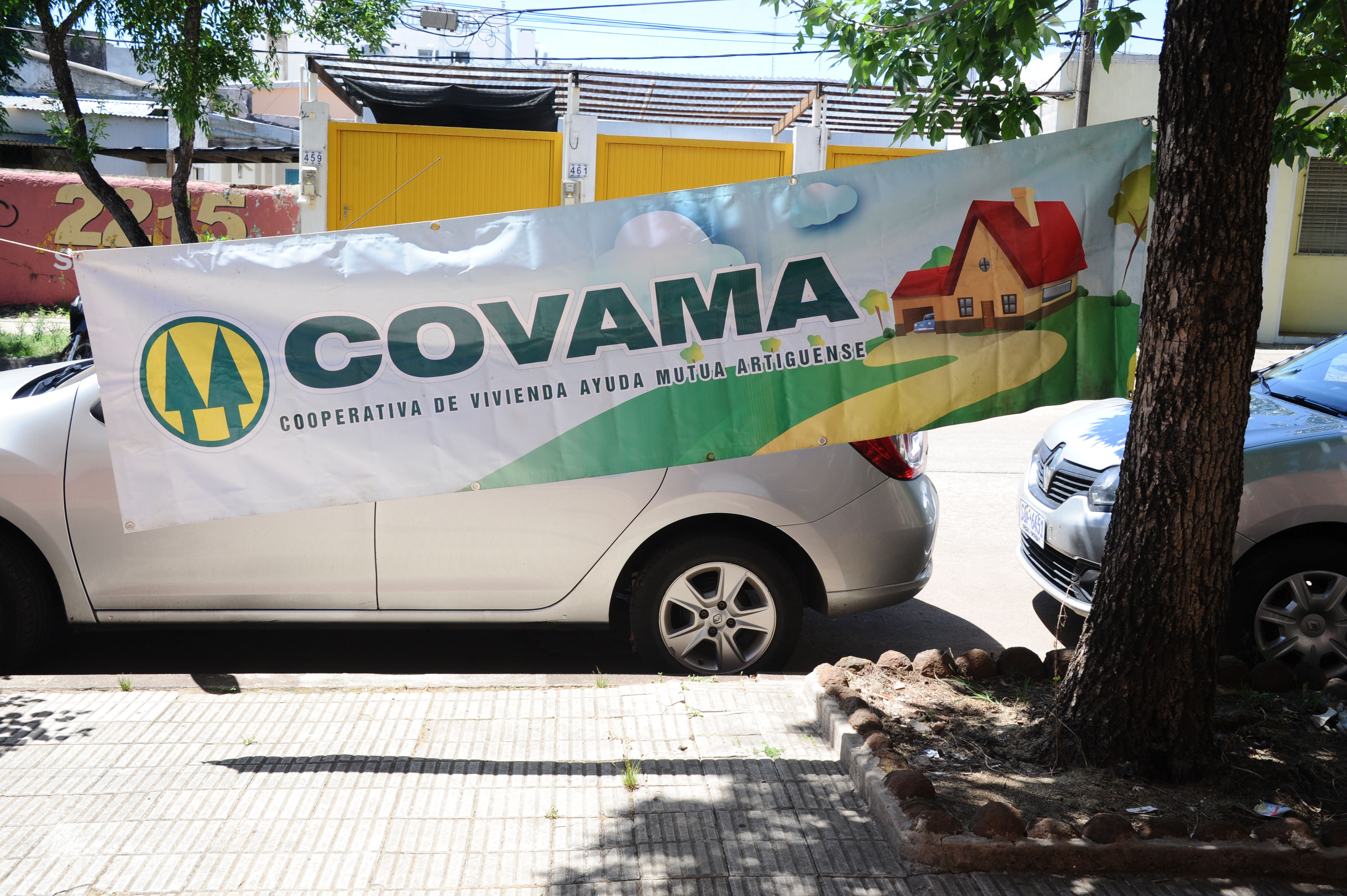 Jorge Rucks, con vecinos de Artigas