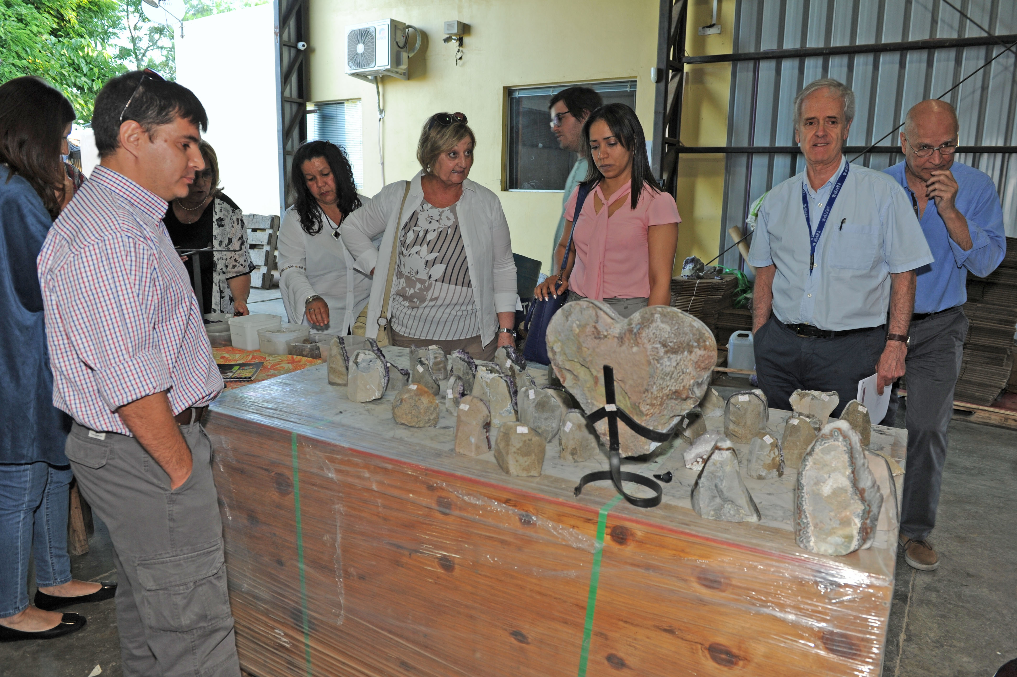 Ministra Kechichian en taller de procesamiento de amatistas en Artigas