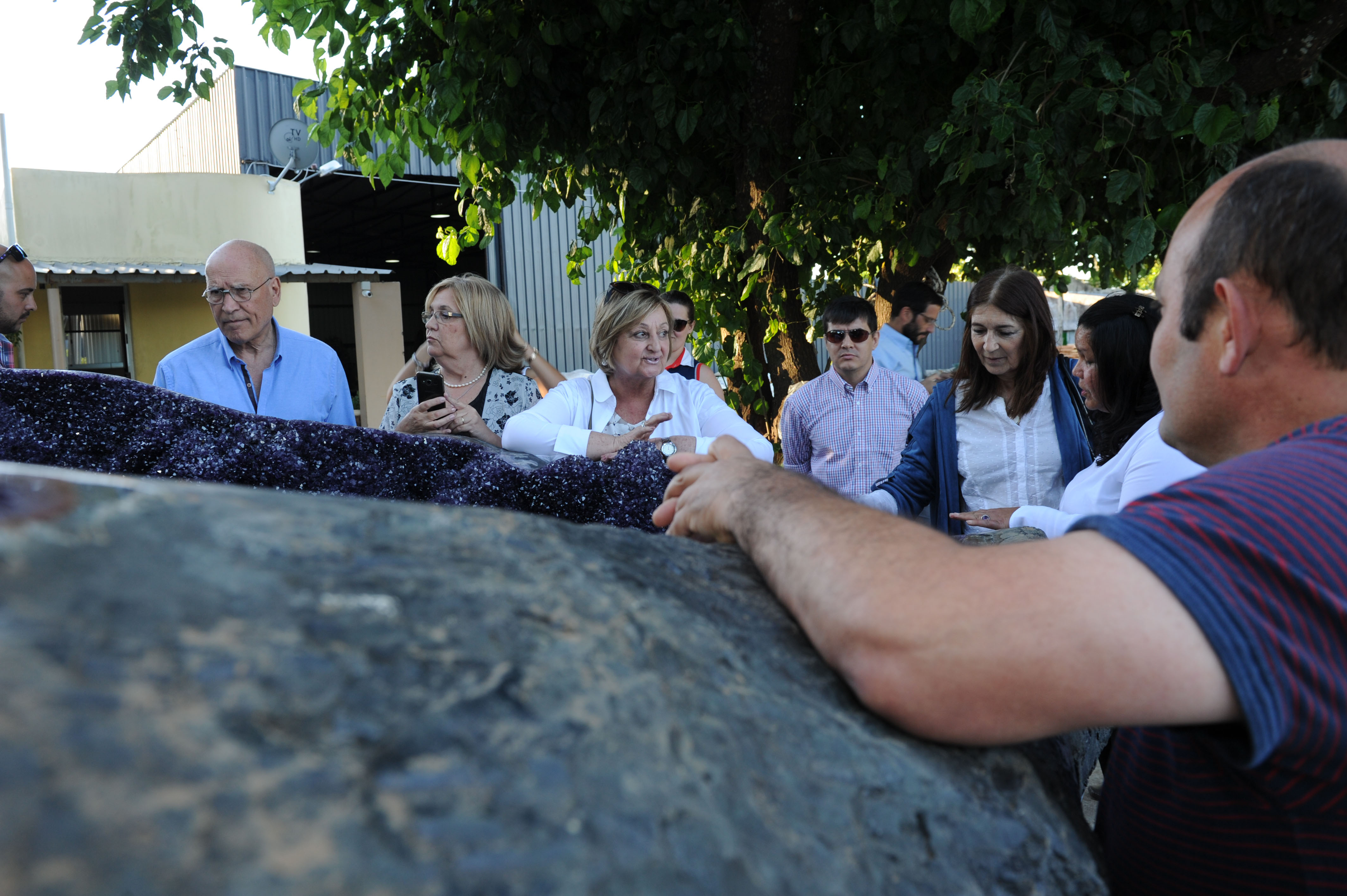 Ministra Kechichian en taller de procesamiento de amatistas en Artigas