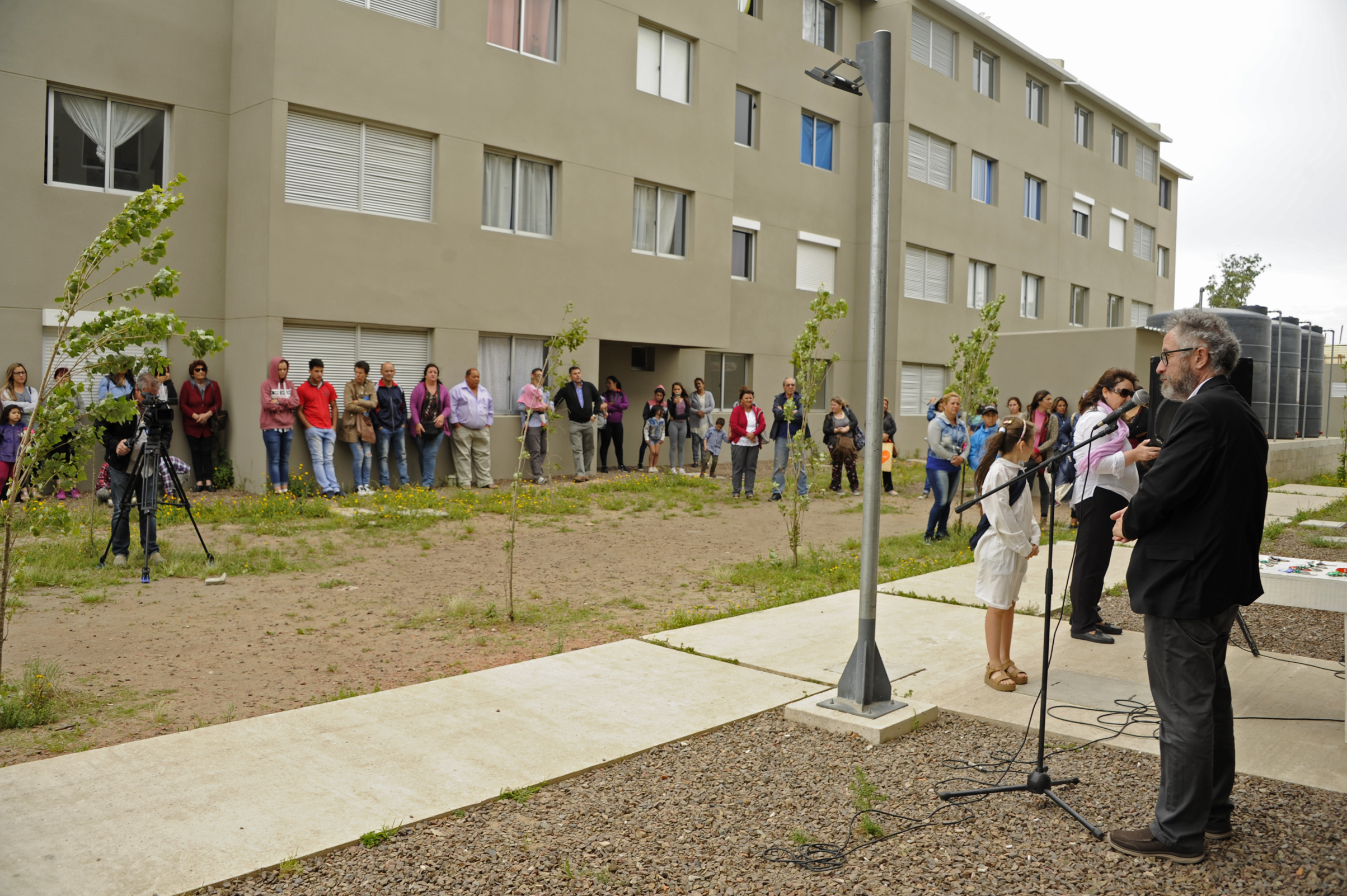 Director de Vivienda, Salvador Schelotto, haciendo uso de la palabra en acto de entrega de 96 viviendas en un barrio de Maldonado