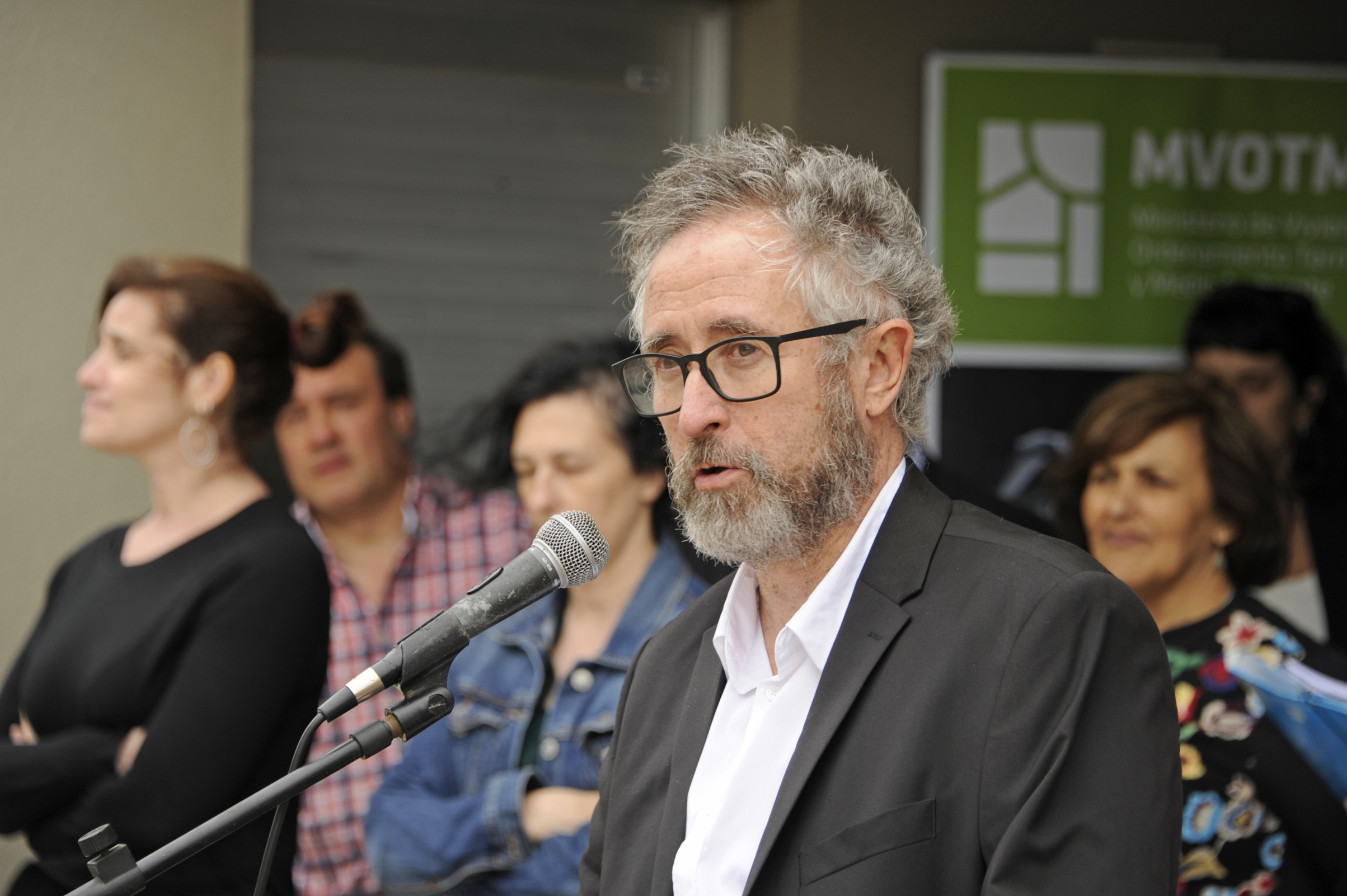 Director de Vivienda, Salvador Schelotto, haciendo uso de la palabra en acto de entrega de 96 viviendas en un barrio de Maldonado