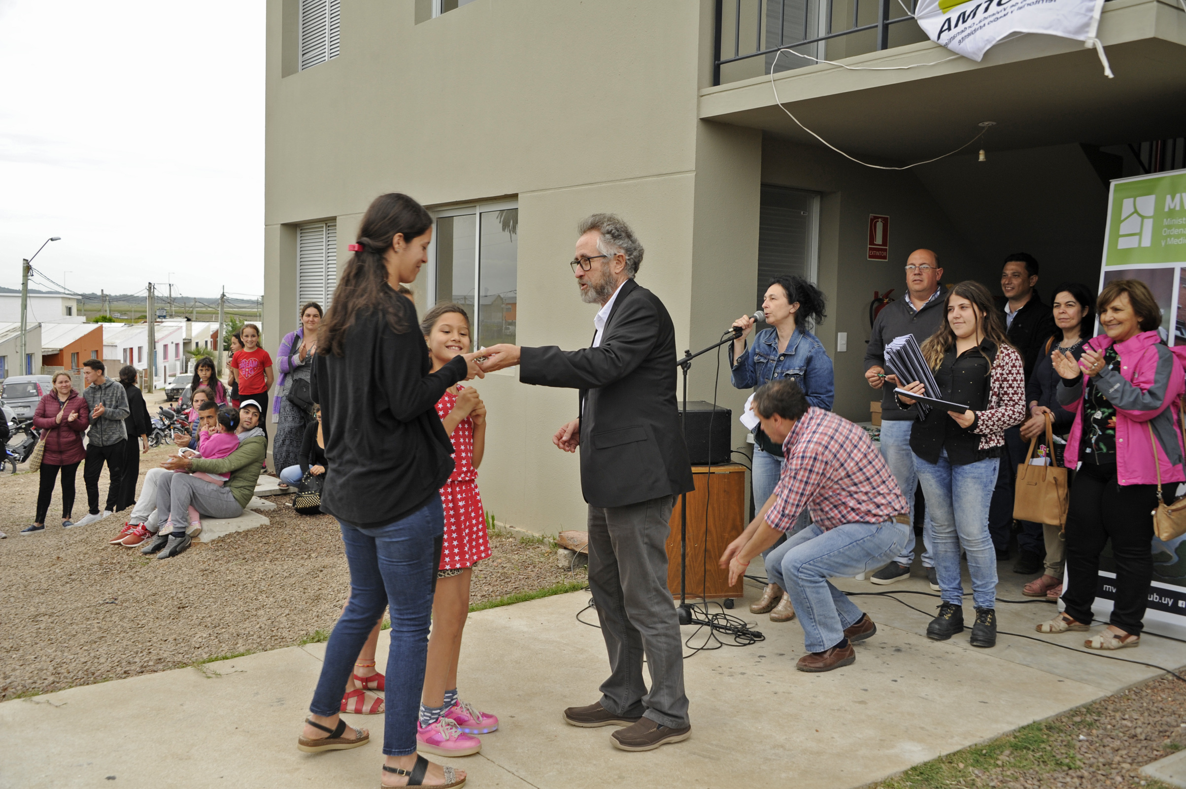 Acto de entrega de 96 viviendas en un barrio de Maldonado