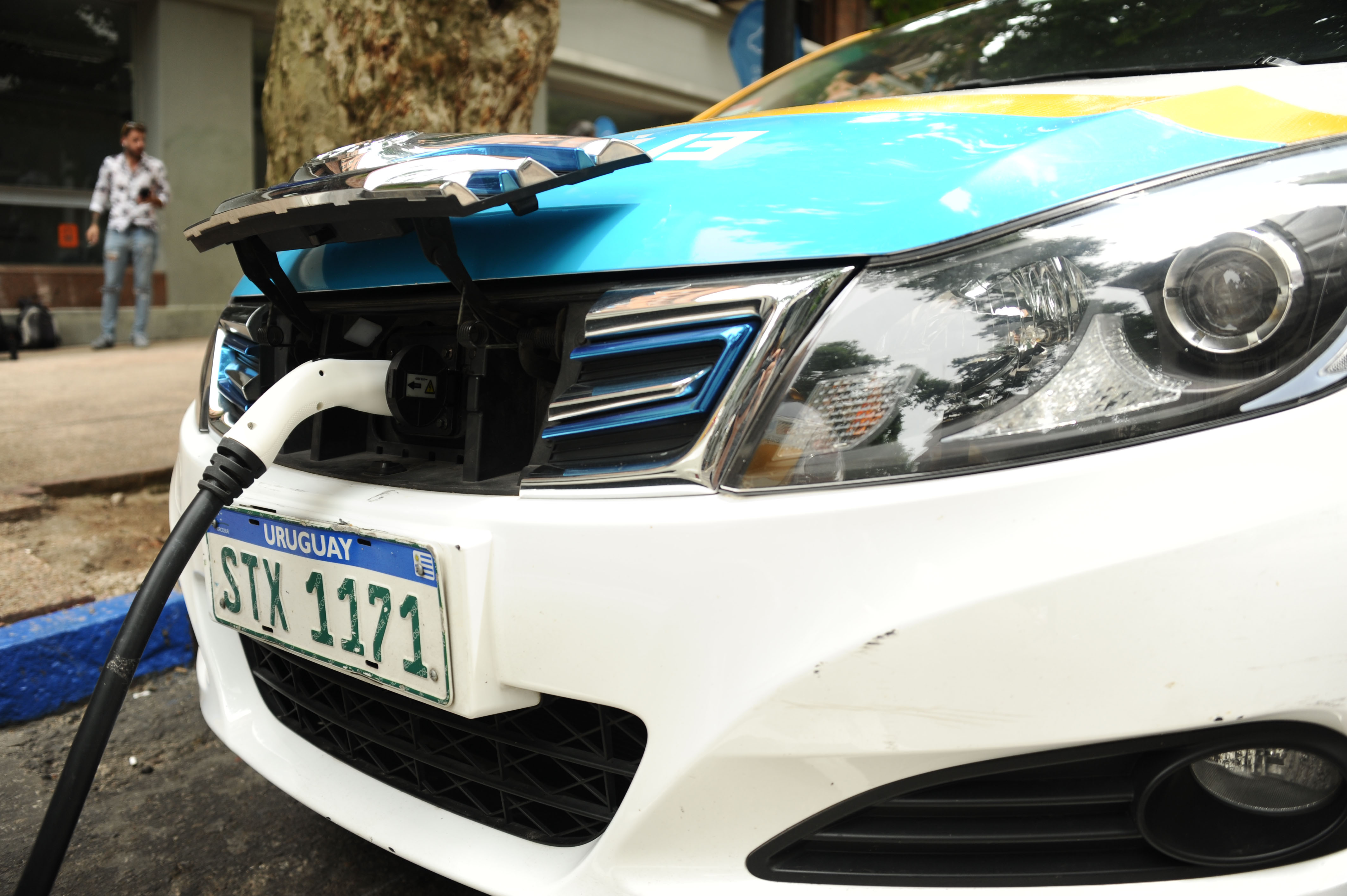 Nuevo punto de recarga para vehículos eléctricos en la Intendencia de Montevideo
