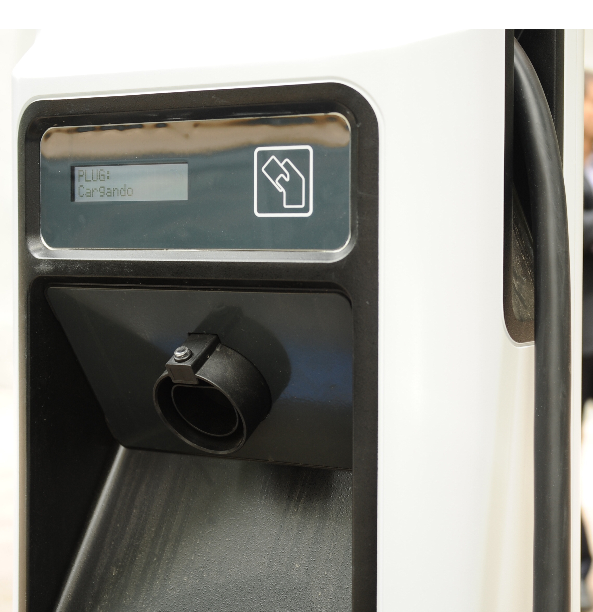 Nuevo punto de recarga para vehículos eléctricos en la Intendencia de Montevideo