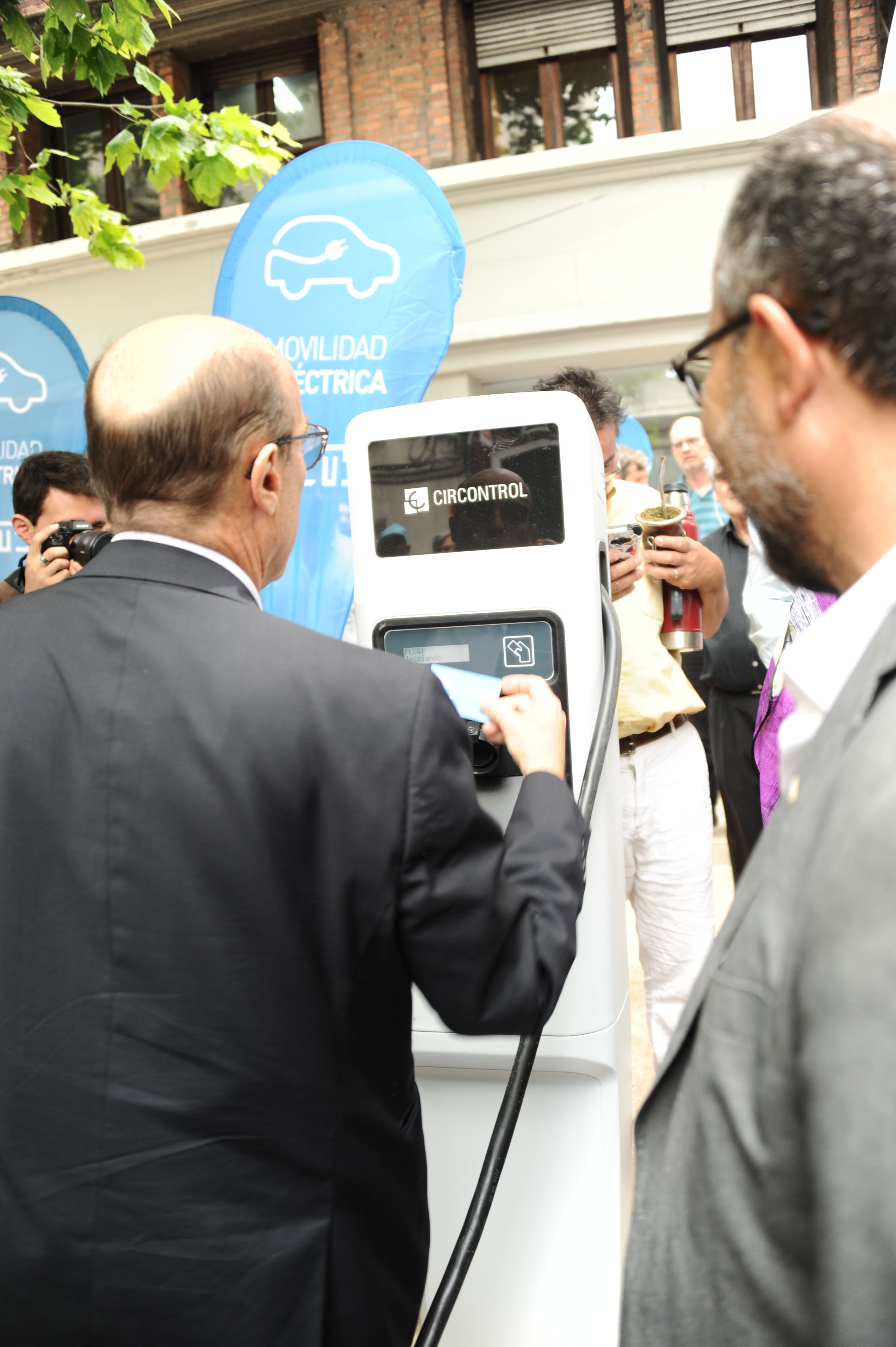 Martínea y Casaravilla inauguran un nuevo punto de recarga para vehículos eléctricos en la Intendencia de Montevideo