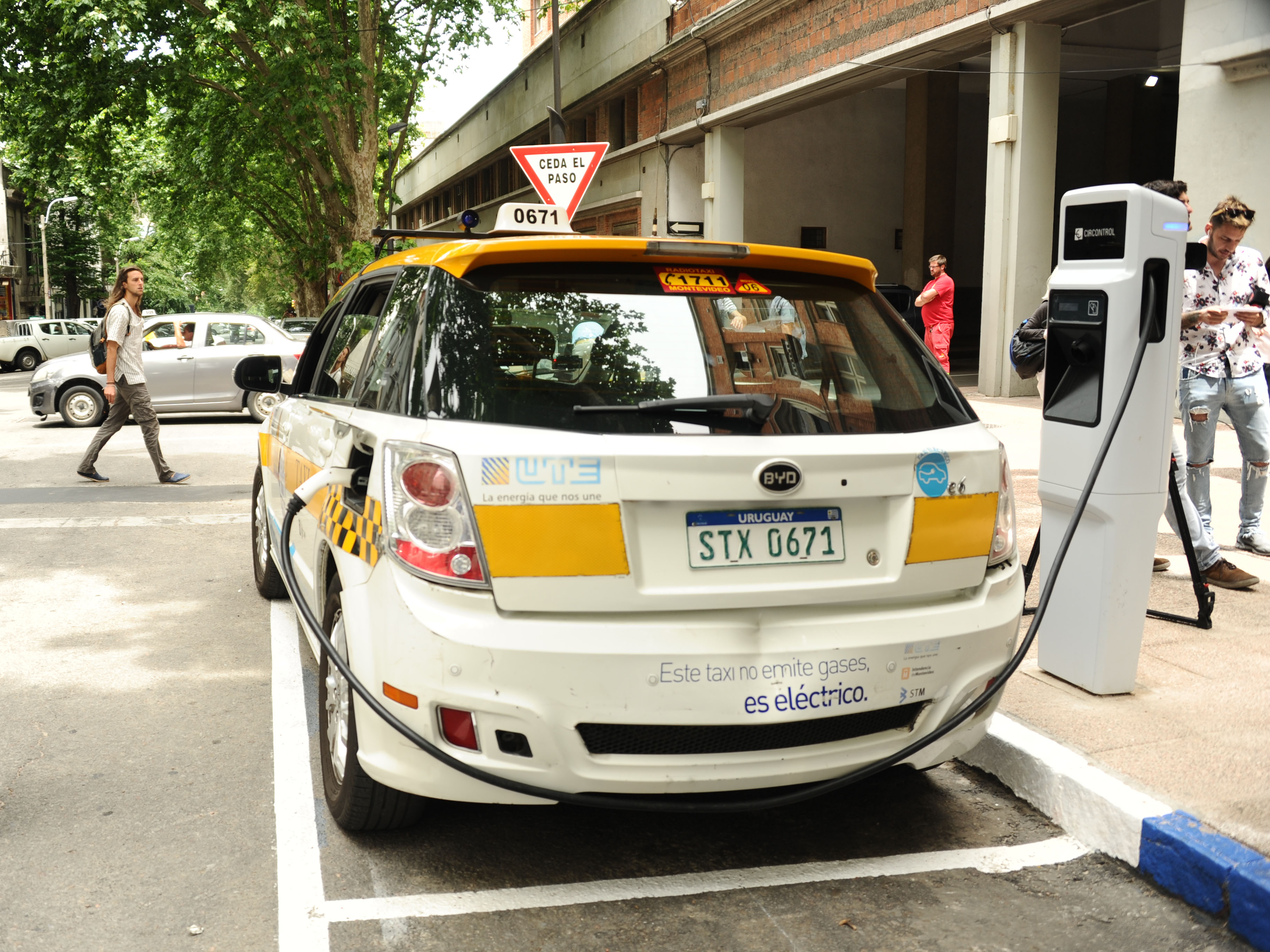 Nuevo punto de recarga para vehículos eléctricos en la Intendencia de Montevideo