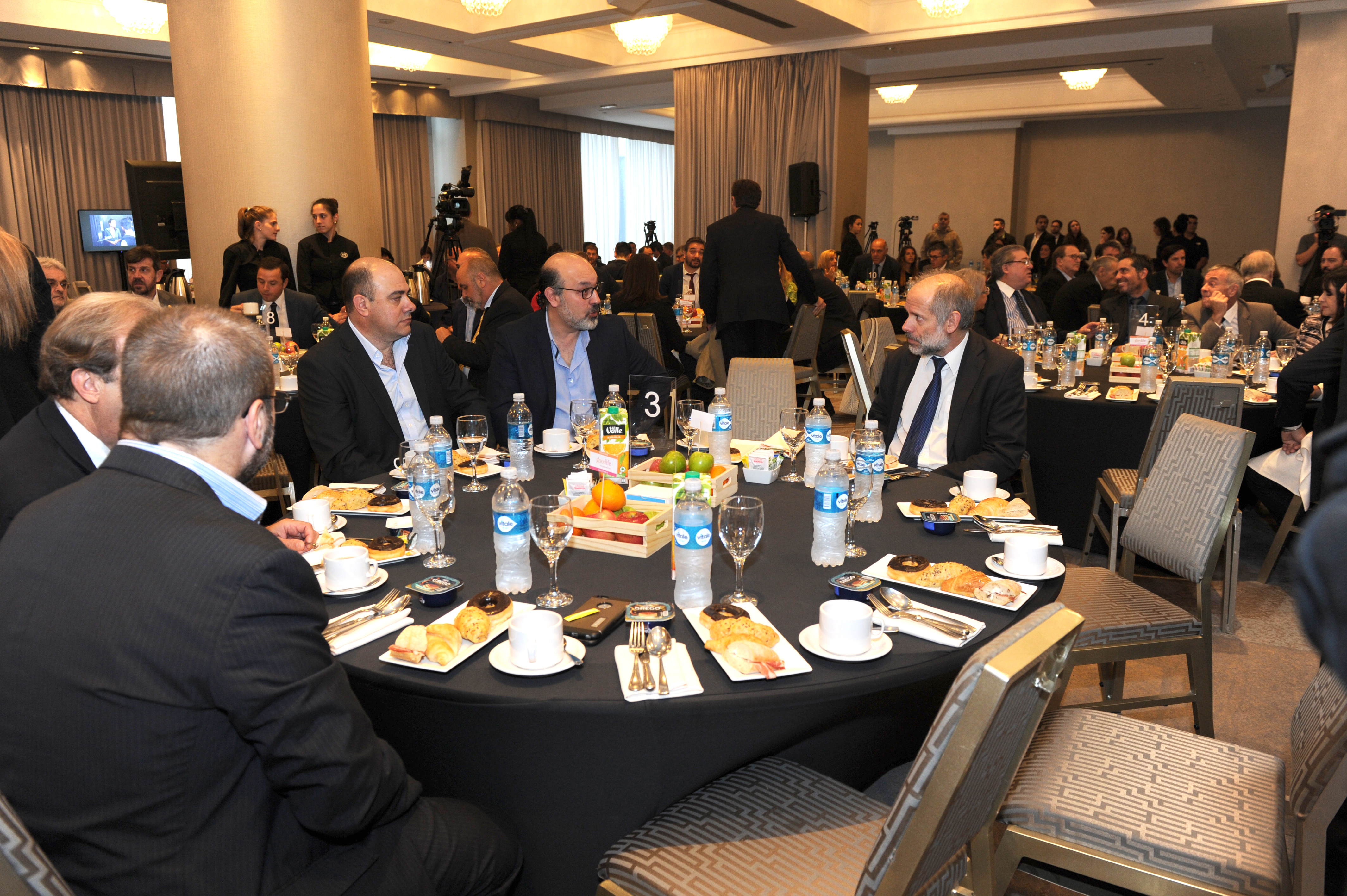 Carolina Cosse en desayuno de trabajo organizado por la revista Somos Uruguay
