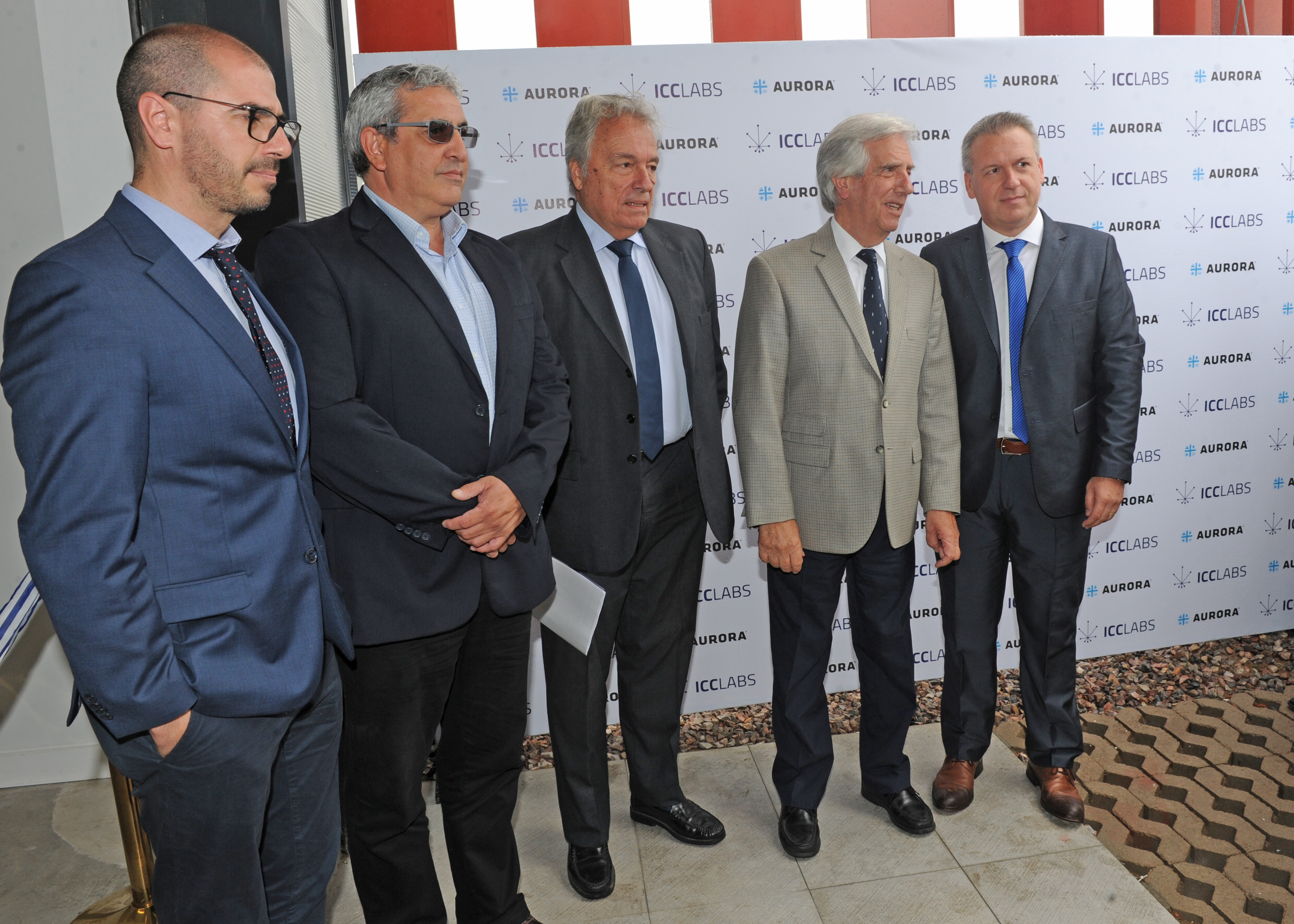 Vázquez en,la inauguración del primer laboratorio de América Latina que procesa cannabis medicinal