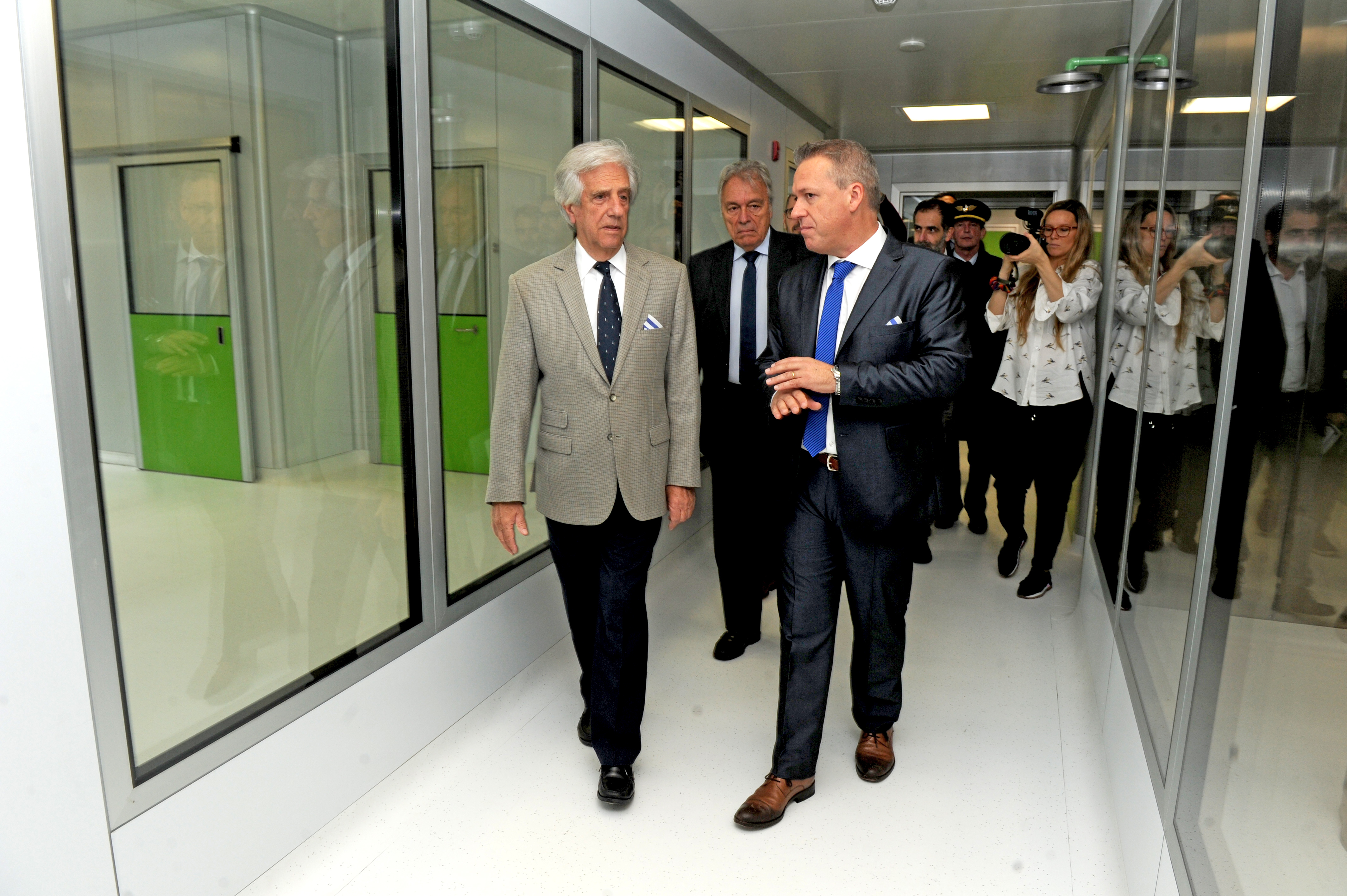 Vázquez recorre junto a las autoridades las instalaciones del laboratorio