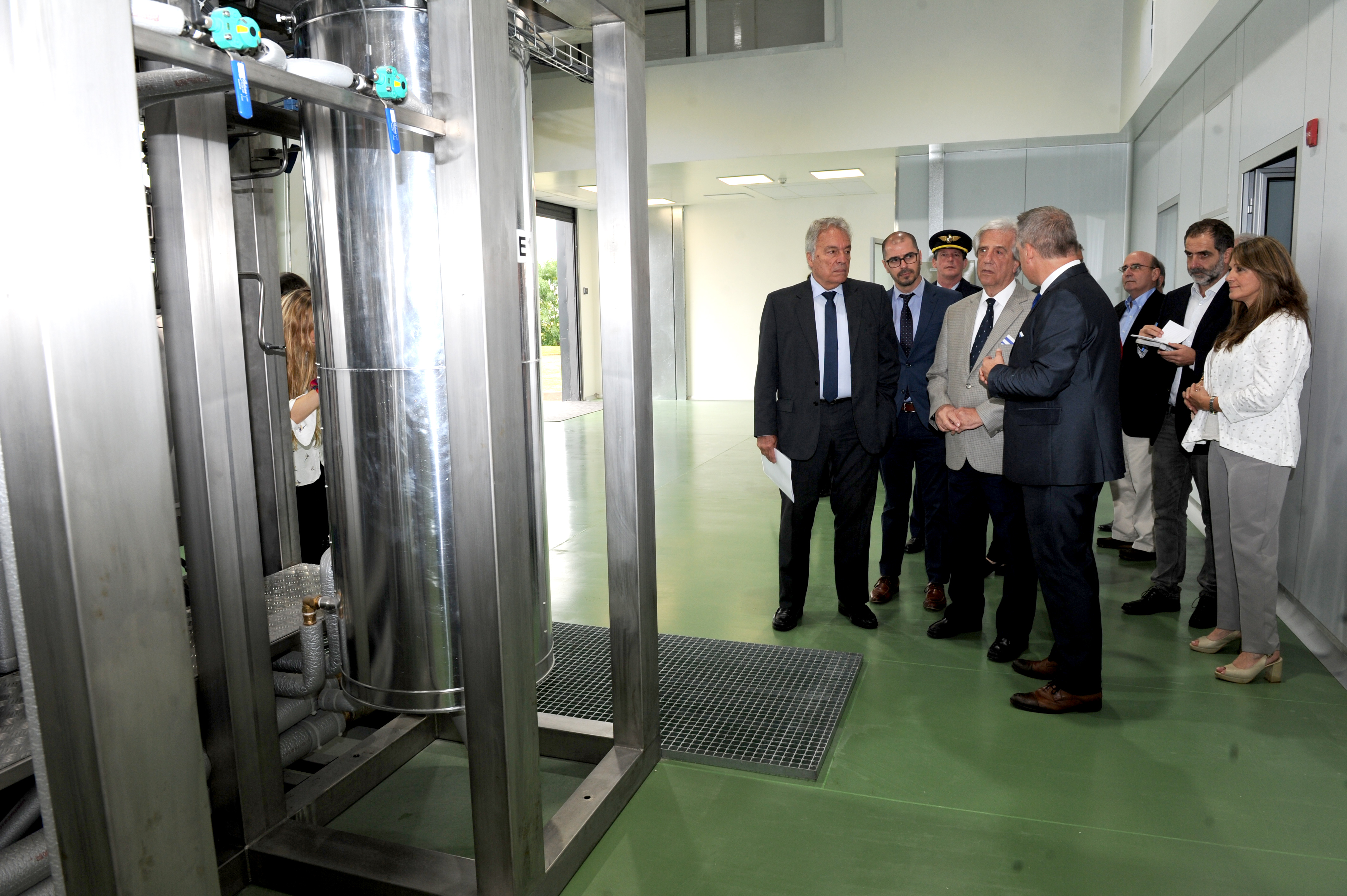 Vázquez recorre junto a las autoridades las instalaciones del laboratorio