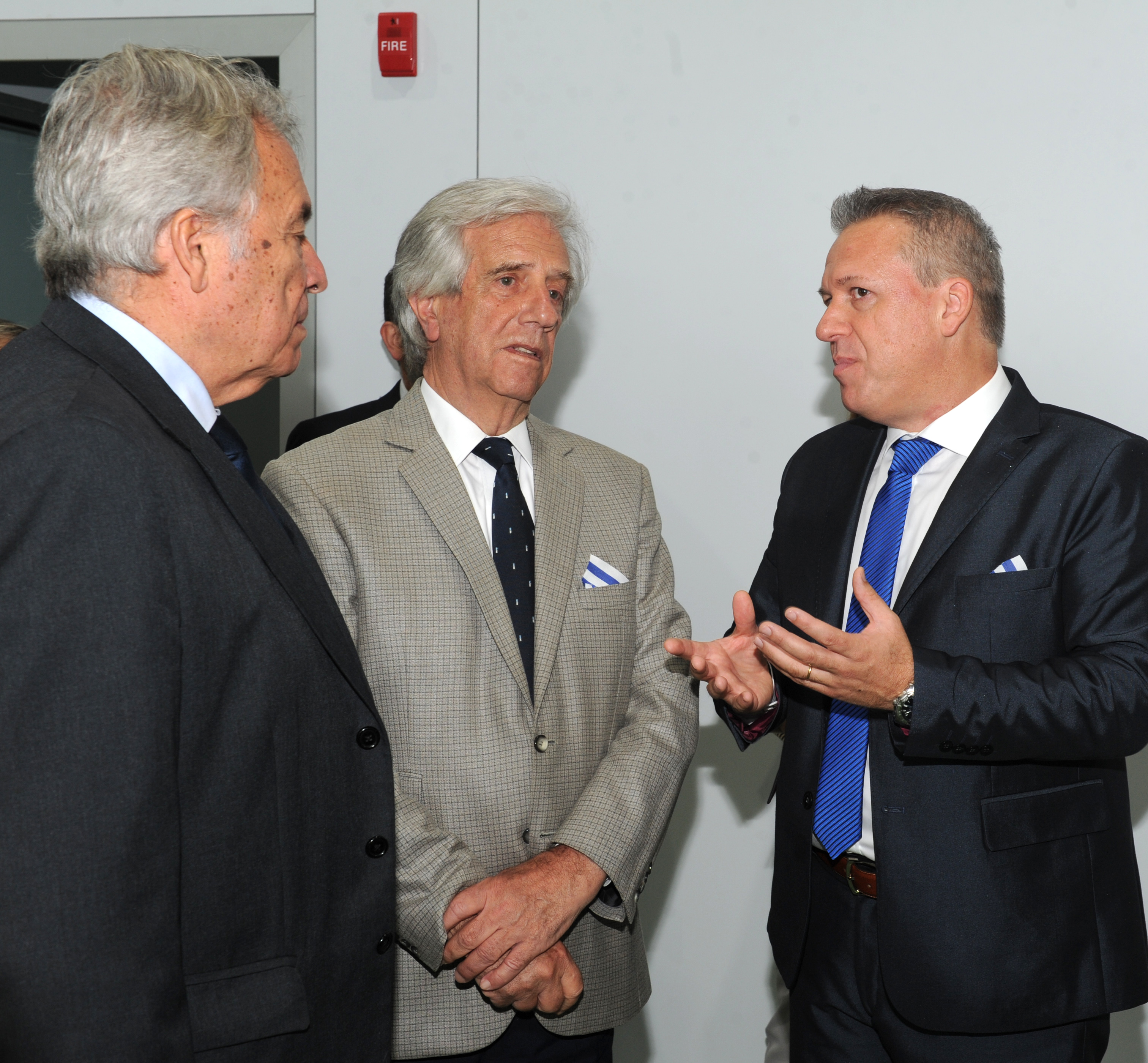 Vázquez recorre junto a las autoridades las instalaciones del laboratorio