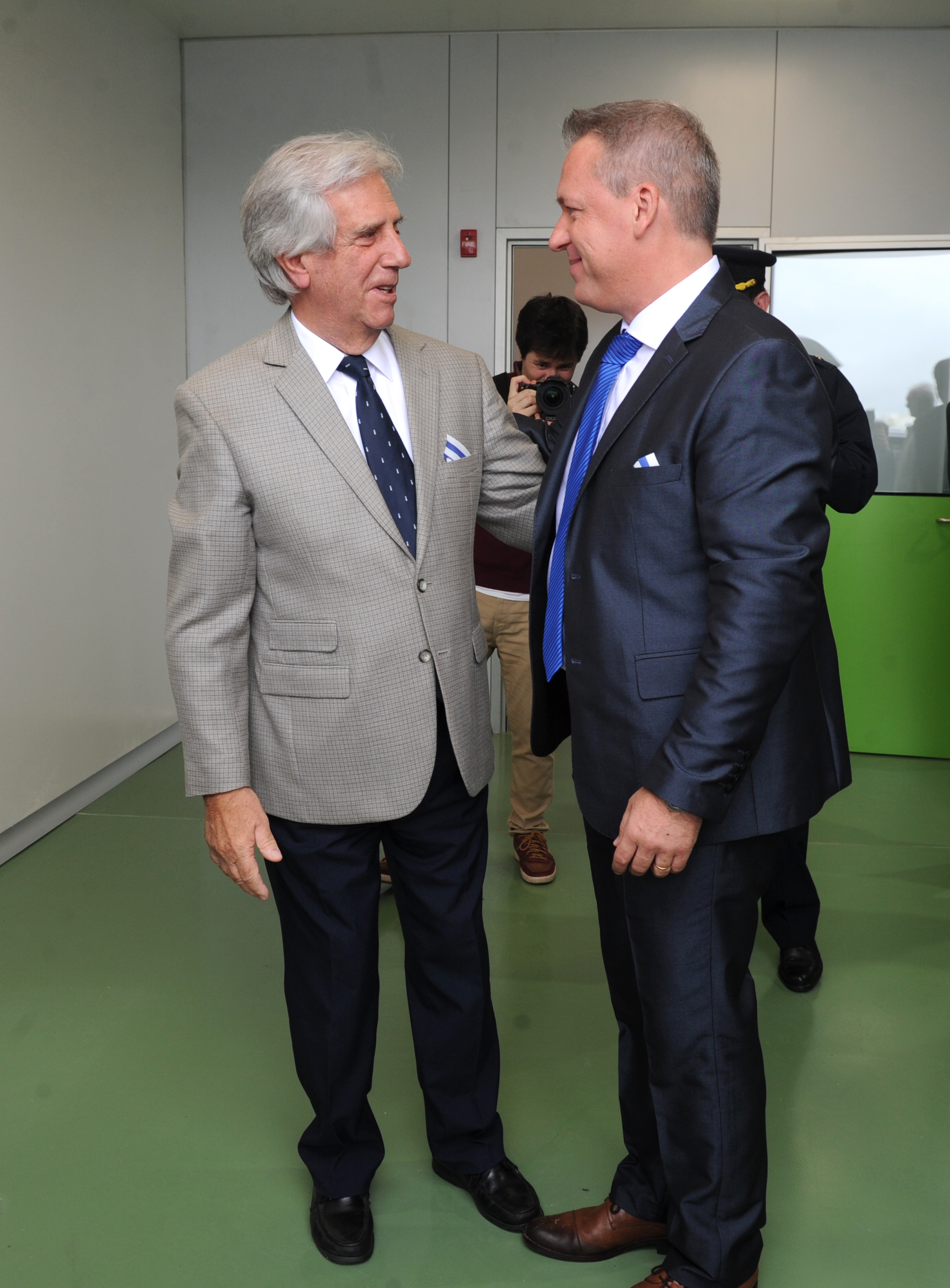Vázquez recorre junto a las autoridades las instalaciones del laboratorio