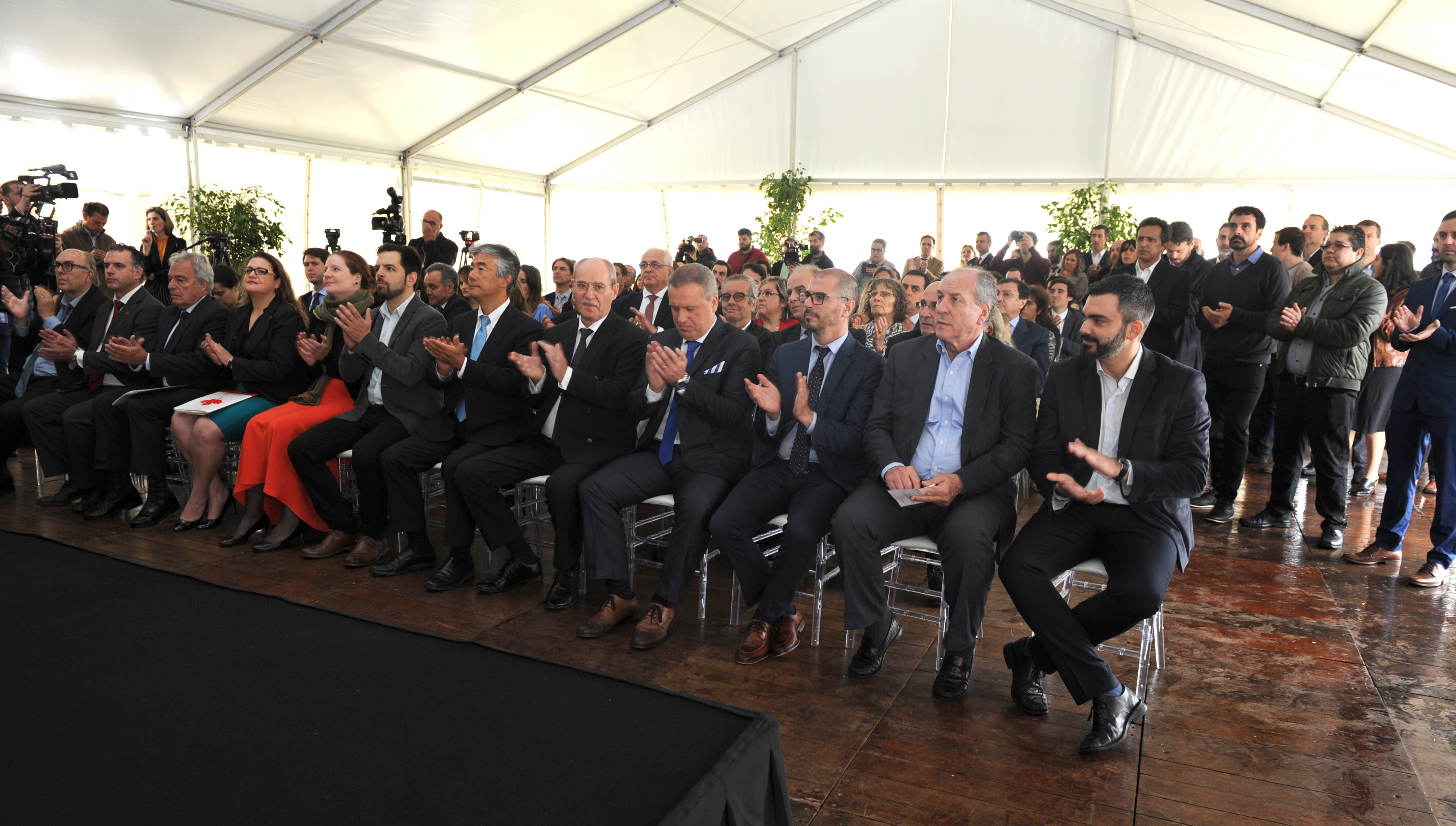 Inauguración del primer laboratorio de América Latina que procesa cannabis medicinal