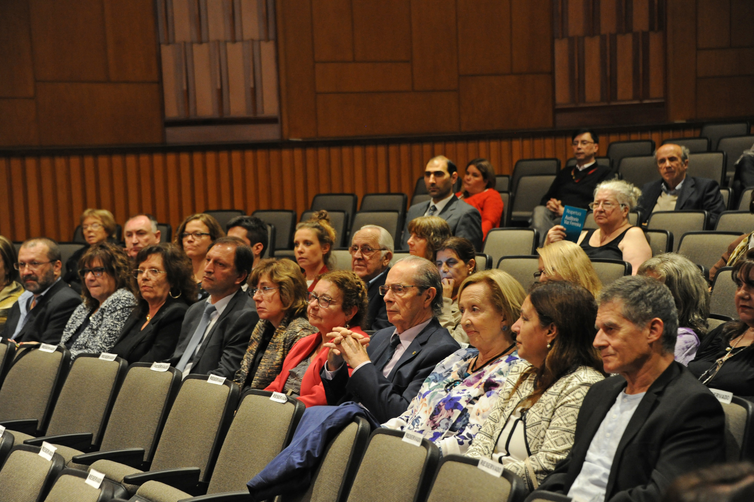 Autoridades en reapertura de un renovado Auditorio Carlos Vaz Ferreira
