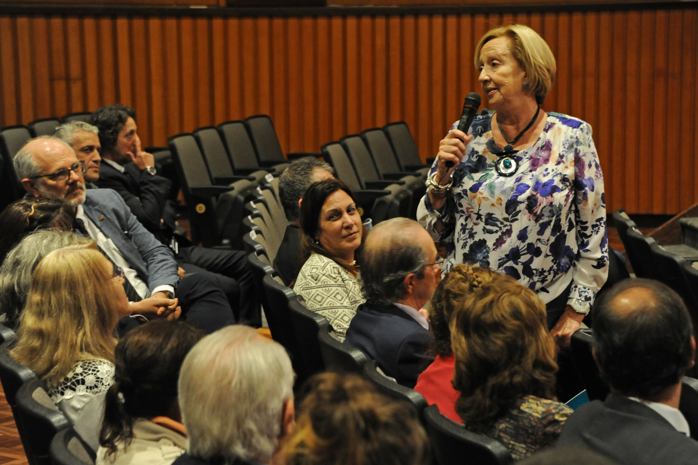 Ministra de Educación y Cultura, María Julia Muñoz, haciendo uso de la palabra en reapertura de Auditorio Carlos Vaz Ferreira