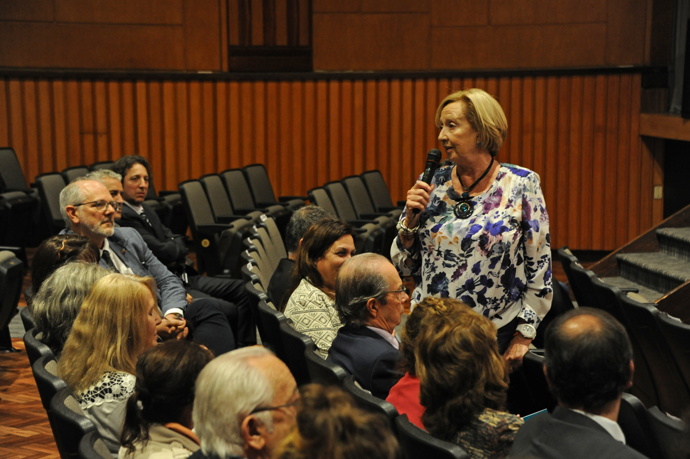 Ministra de Educación y Cultura, María Julia Muñoz, haciendo uso de la palabra en reapertura de Auditorio Carlos Vaz Ferreira
