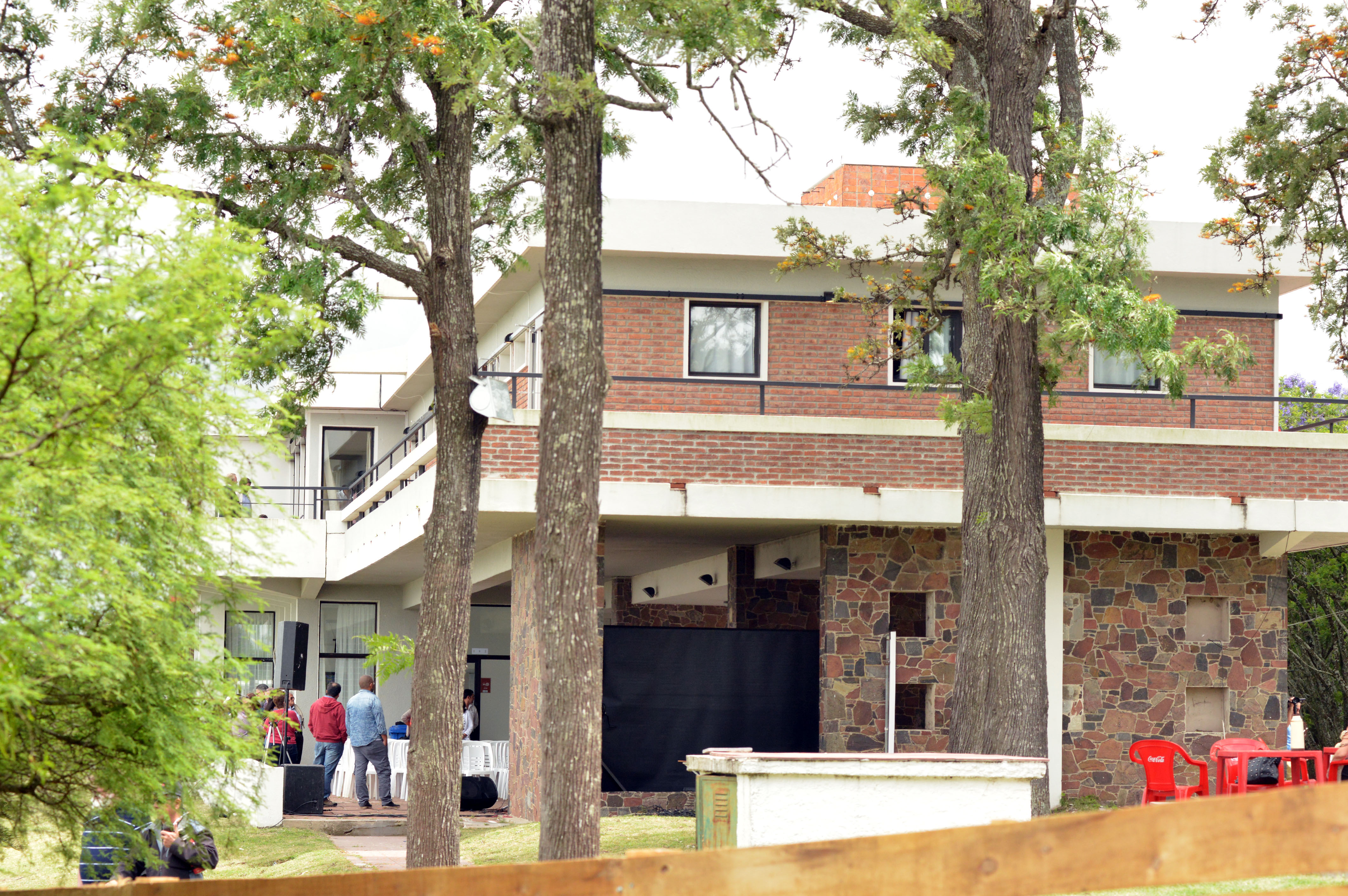 Ministerio de Turismo y PIT-CNT reinauguraron el recuperado hotel José D’Elía en balneario coloniense de Punta Gorda